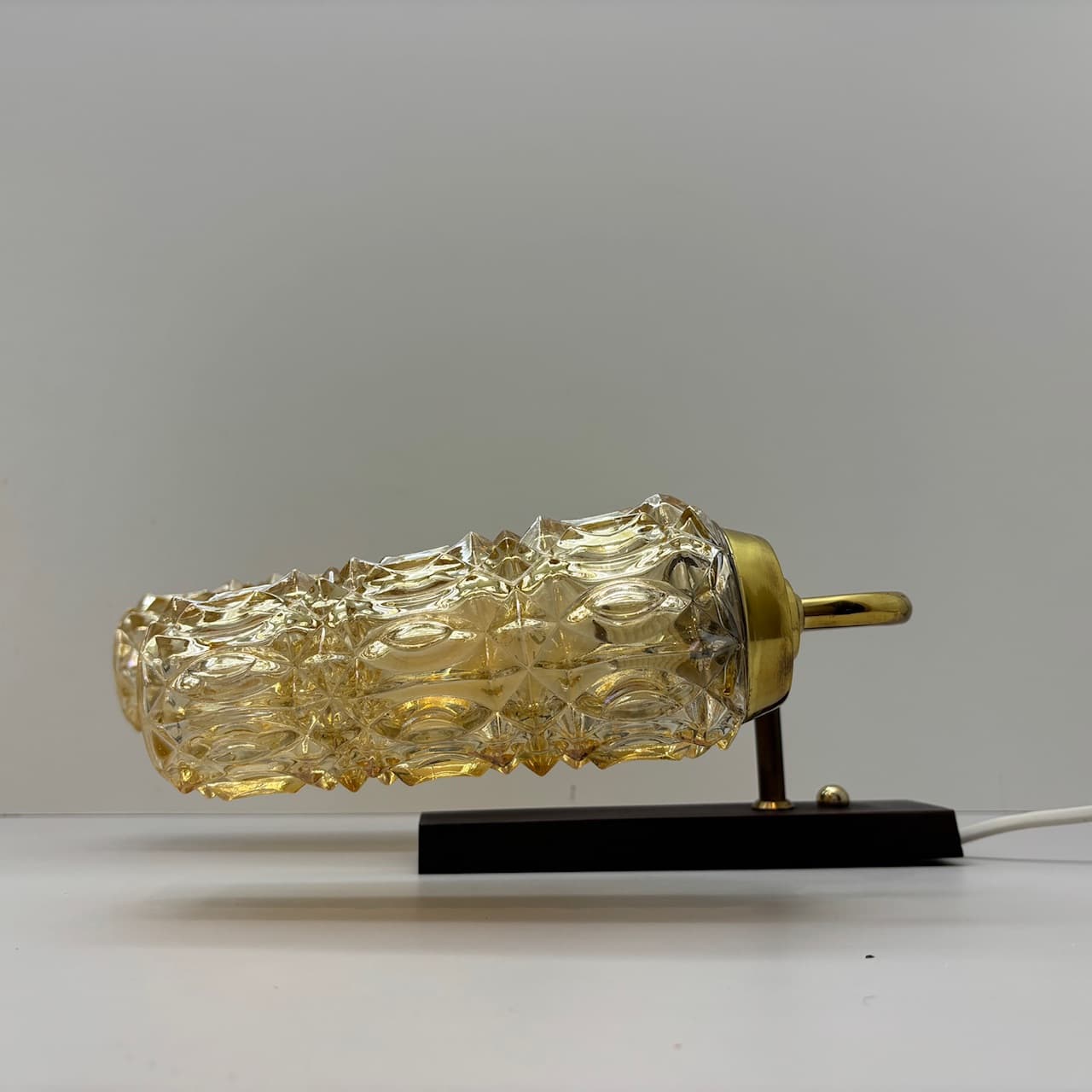 Kinkiet, teak ciemny, szkło bursztynowe, Dania, lata 70. - 95784