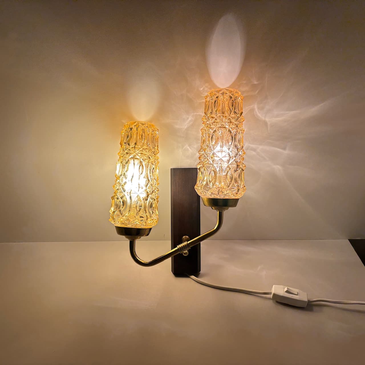 Kinkiet, teak ciemny, szkło bursztynowe, Dania, lata 70. - 95782