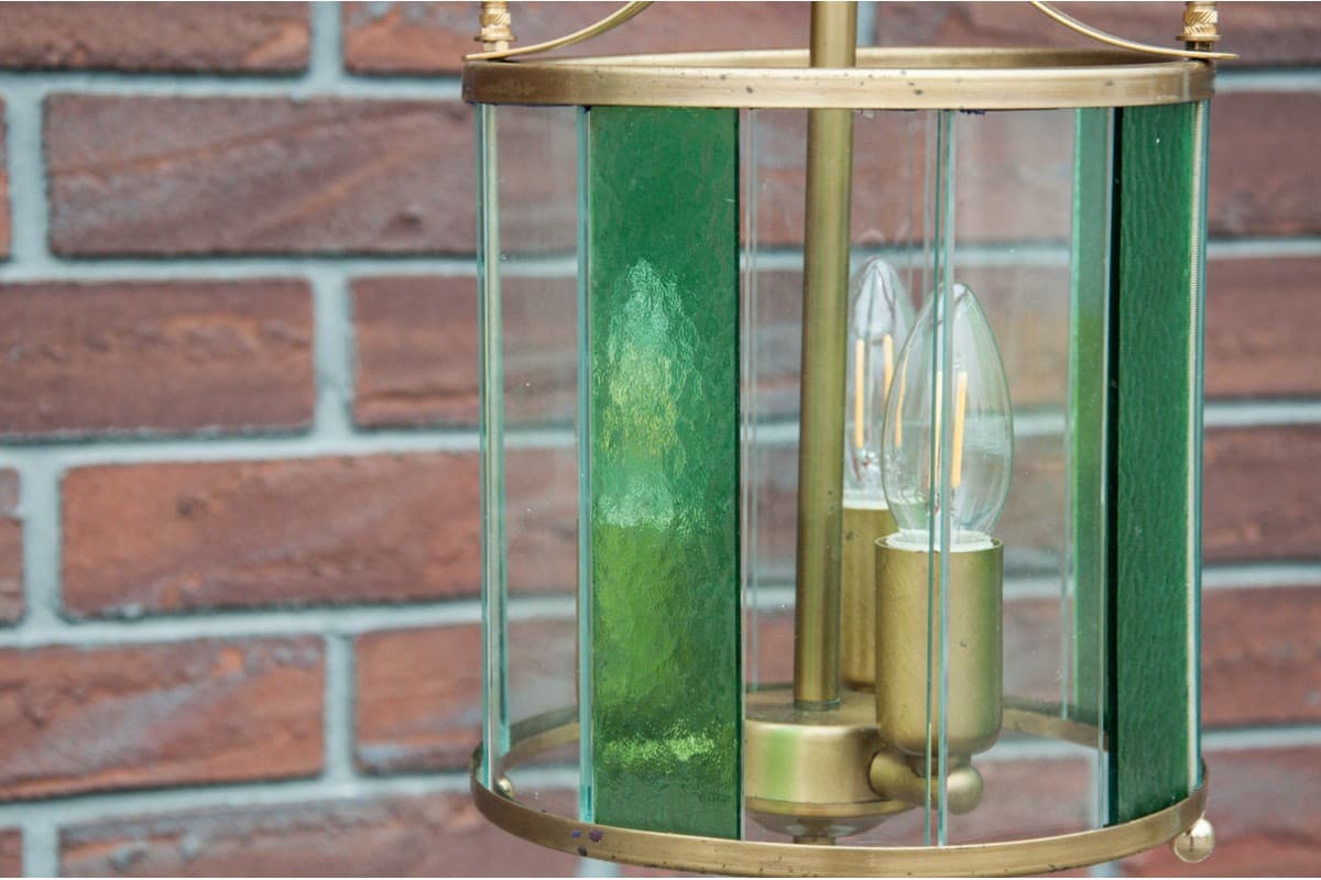 Mosiężna lampa wisząca z wielokolorowymi panelami, Polska, XXI wiek - 57831