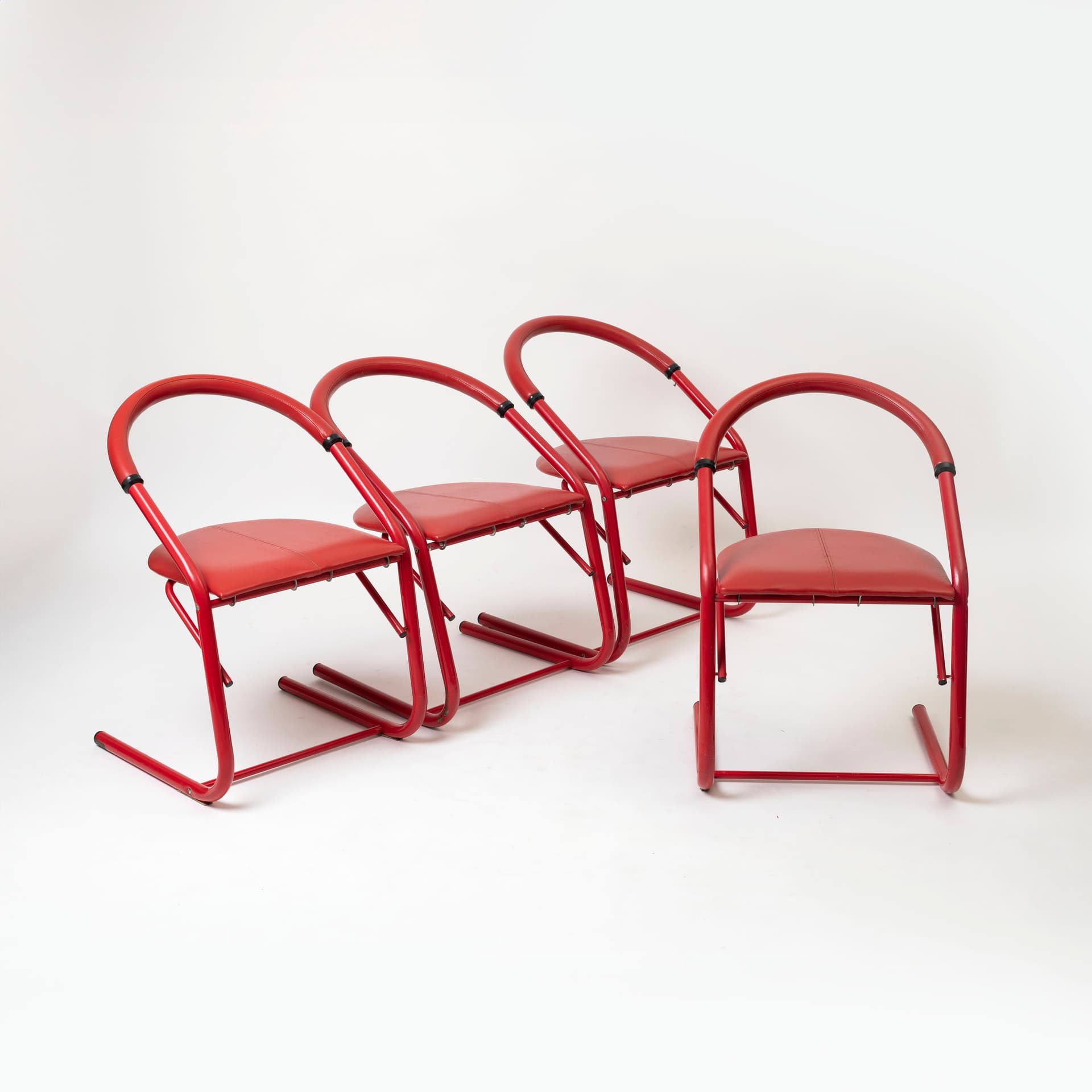Komplet czterech krzeseł postmodernistycznych, metal czerwony, sztuczna skóra czerwona, Kodreta Myjava, Słowacja, lata 80. - 96134