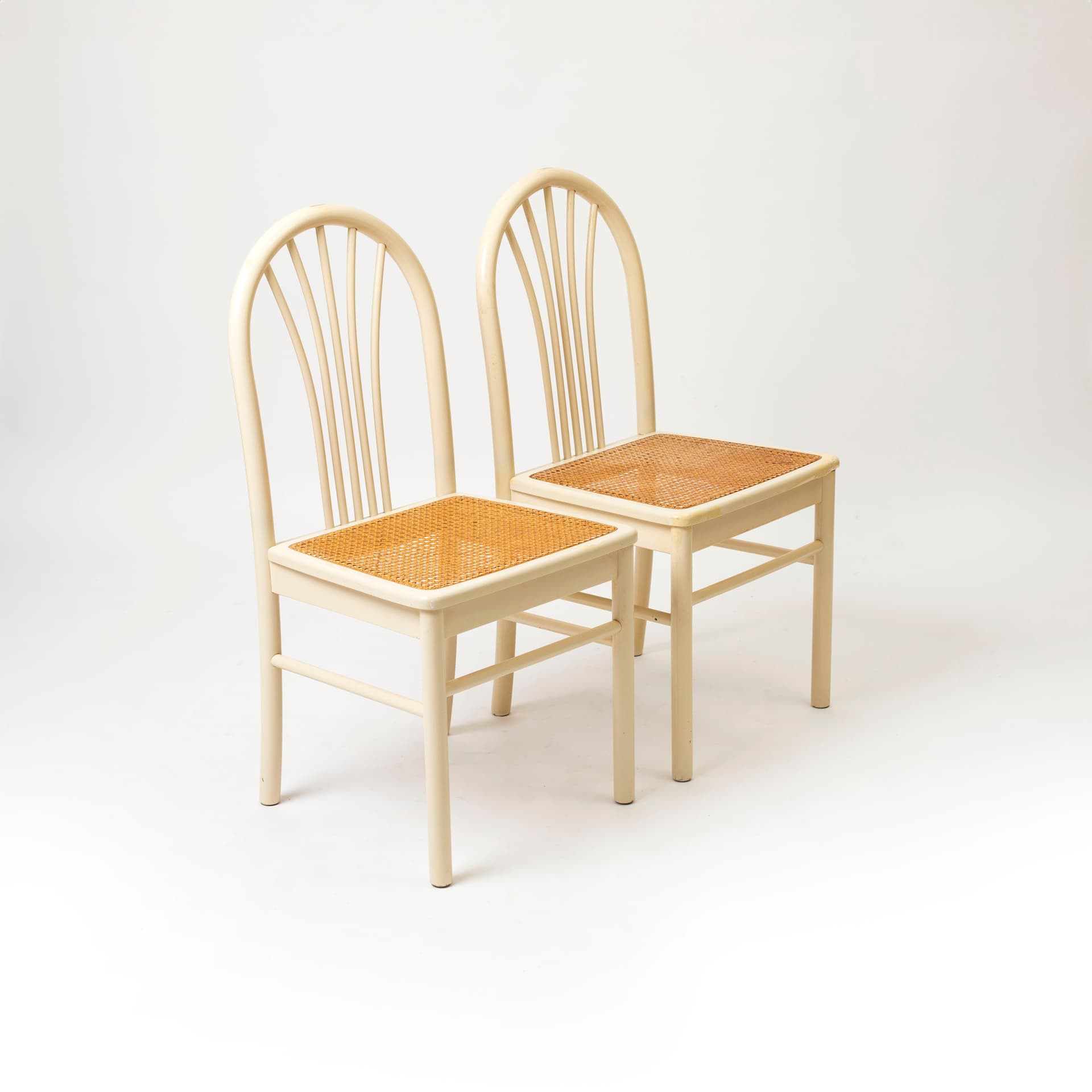 Komplet dwóch krzeseł, postmodernizm, drewno ivory white, rattan, Włochy, lata 80. - 96141