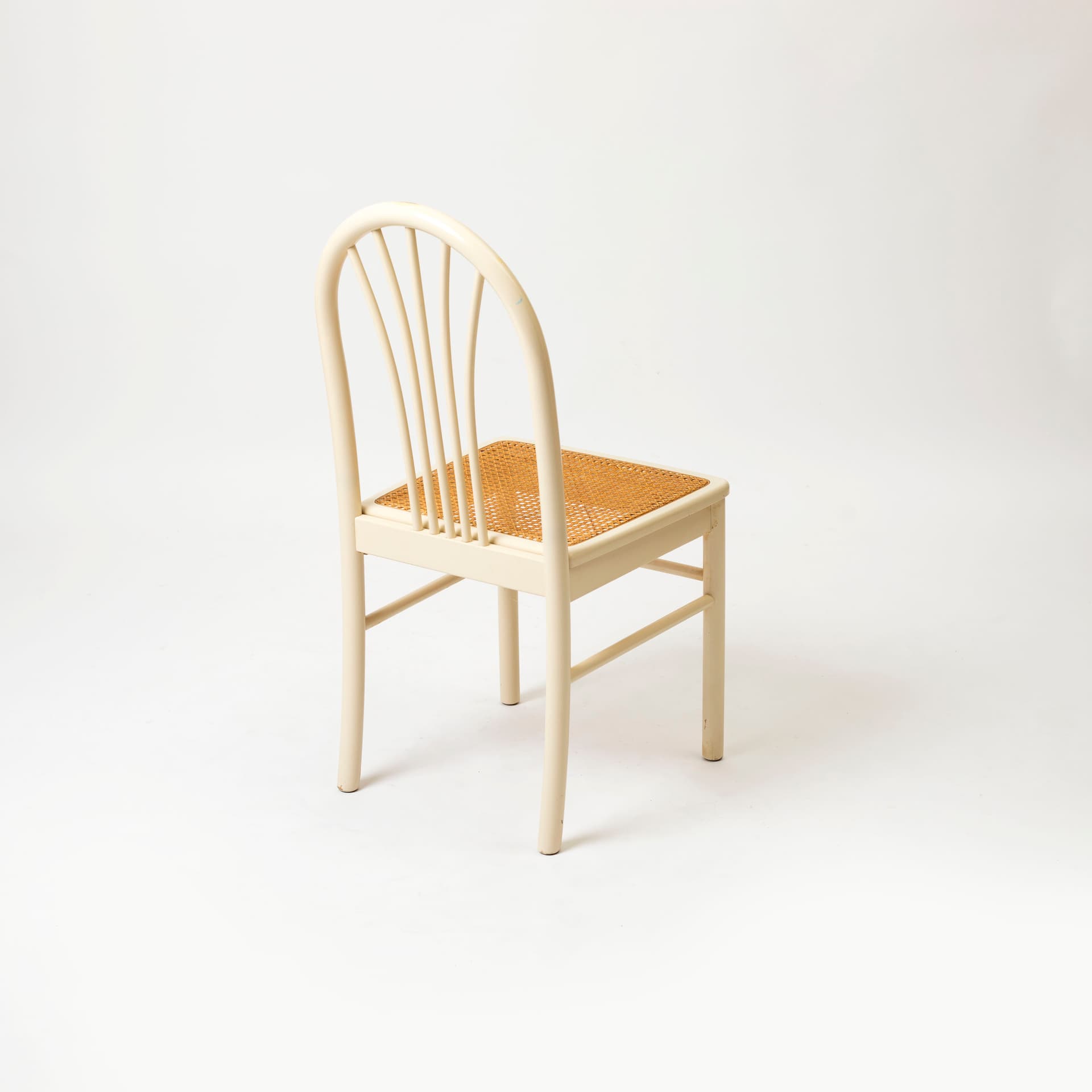 Komplet dwóch krzeseł, postmodernizm, drewno ivory white, rattan, Włochy, lata 80. - 96146