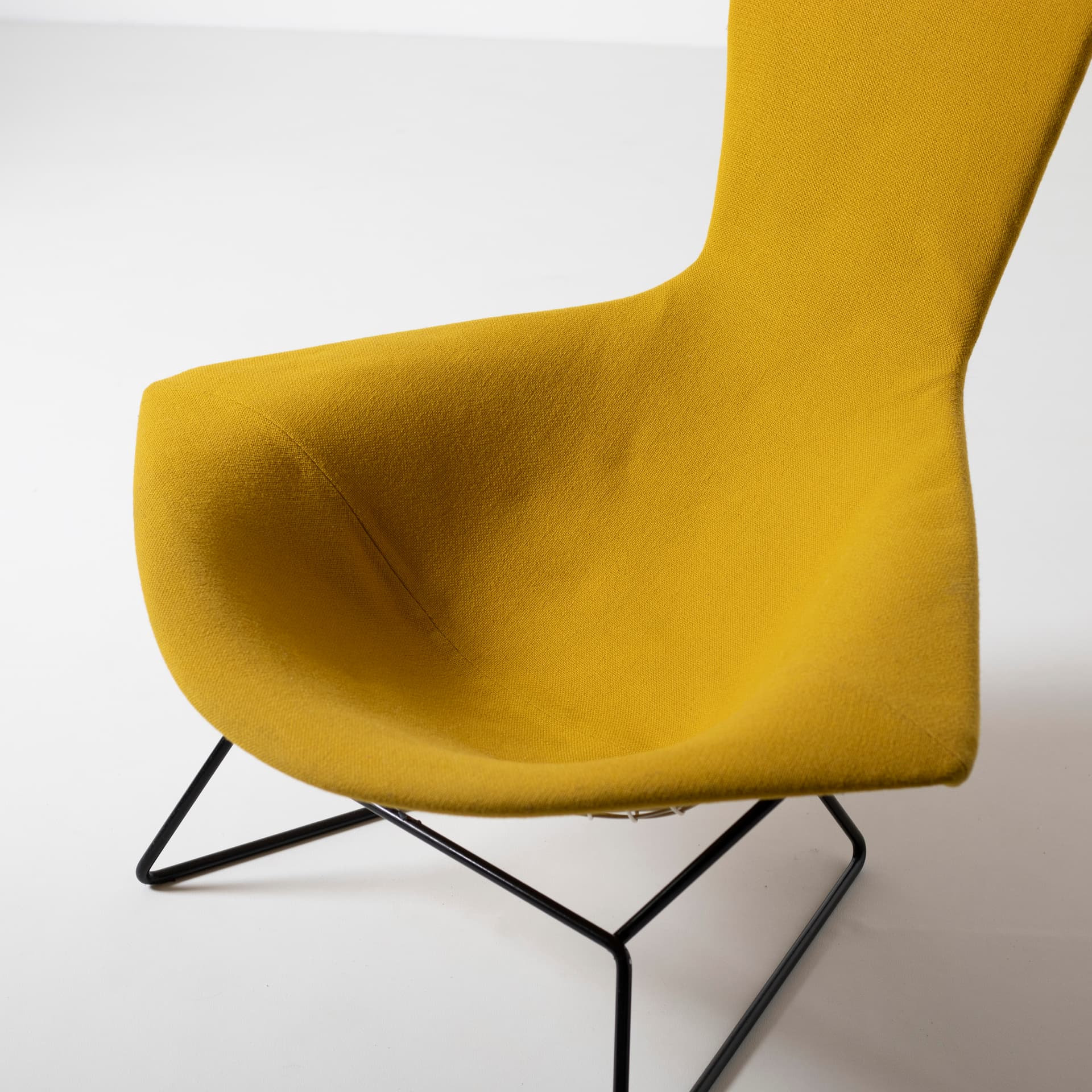 Fotel z podnóżkiem Bird, wełna musztardowa, metal czarny, proj. H. Bertoia, Knoll, USA, lata 60. - 96534