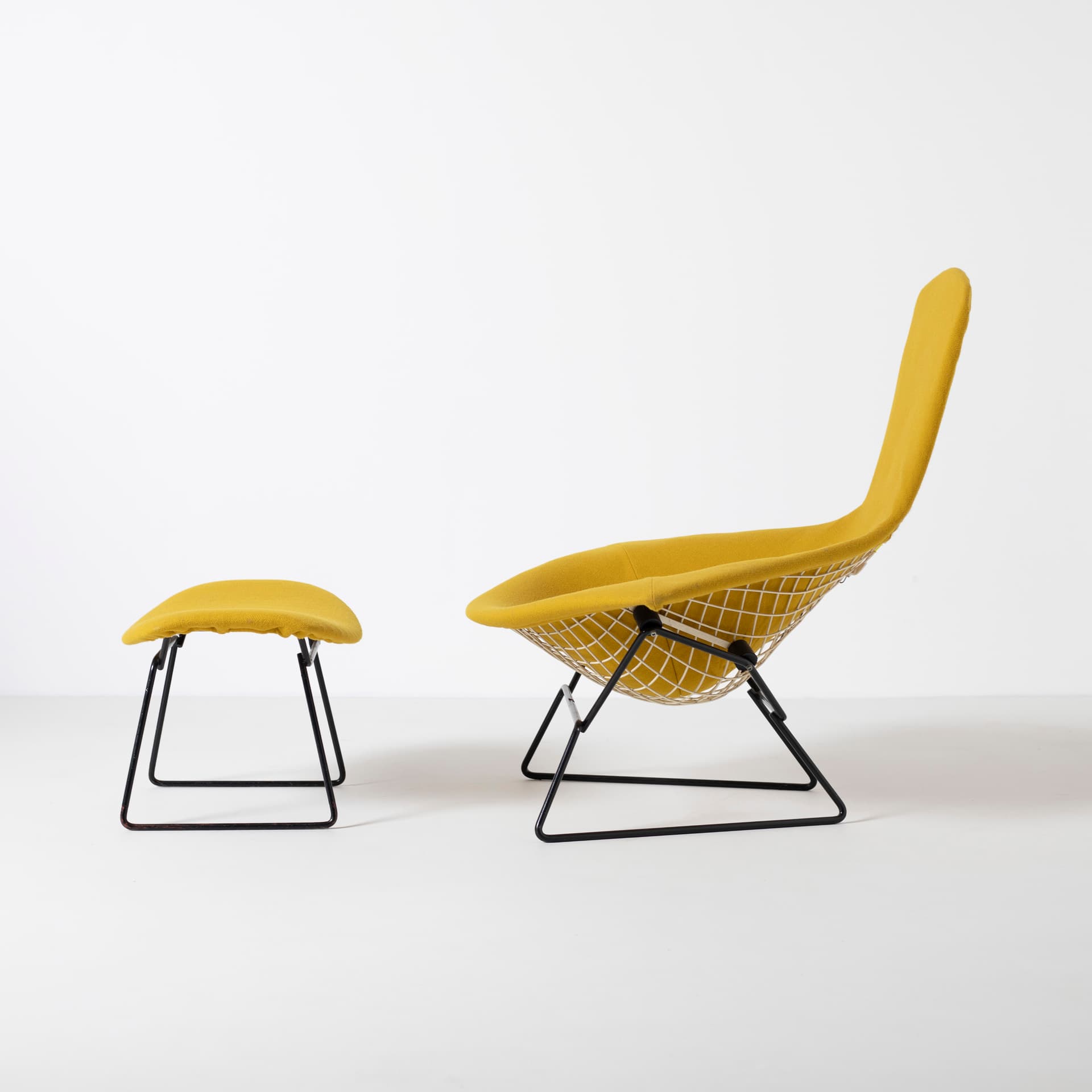 Fotel z podnóżkiem Bird, wełna musztardowa, metal czarny, proj. H. Bertoia, Knoll, USA, lata 60. - 96529