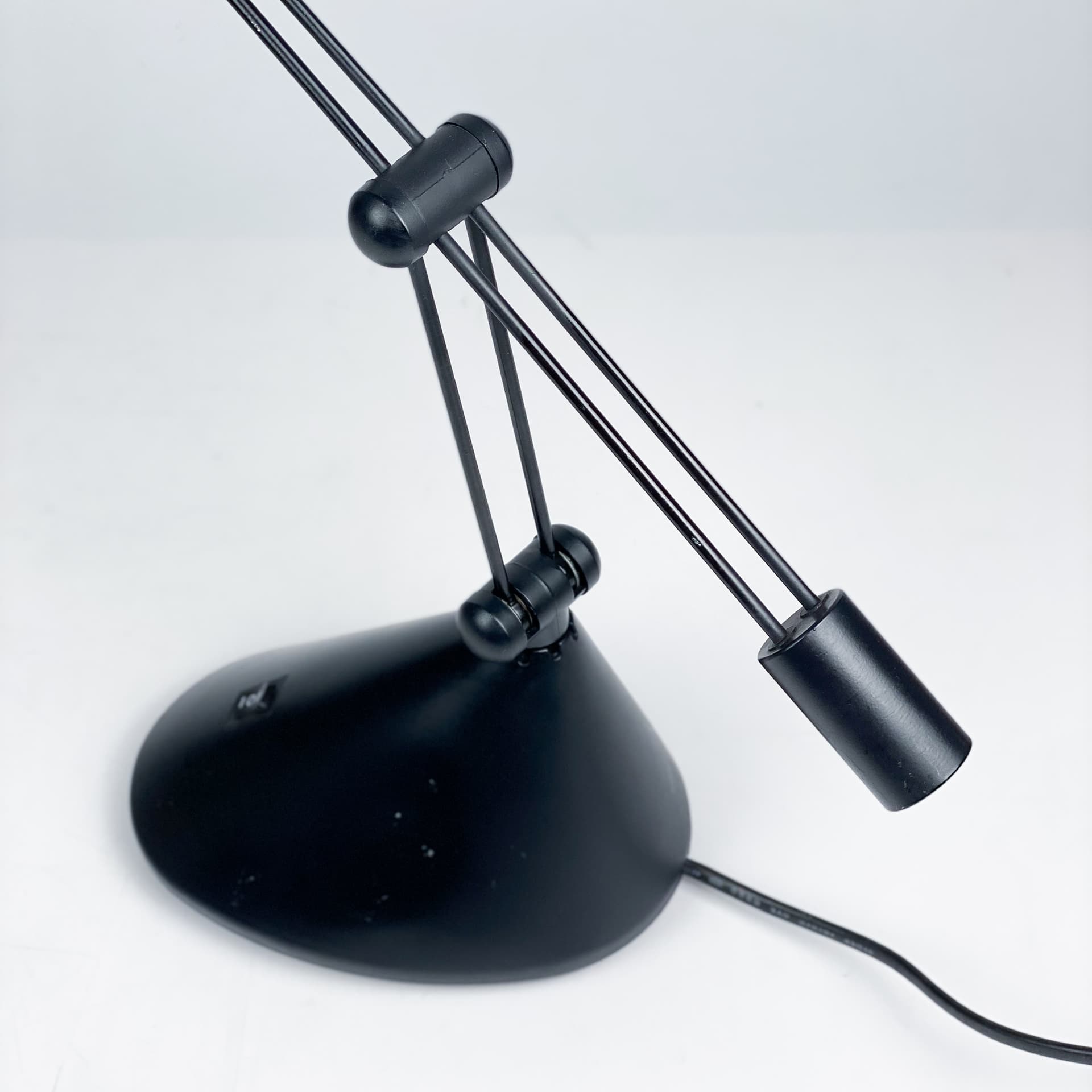 Lampa biurkowa postmodern, metal czarny, Niemcy, lata 80. - 97006