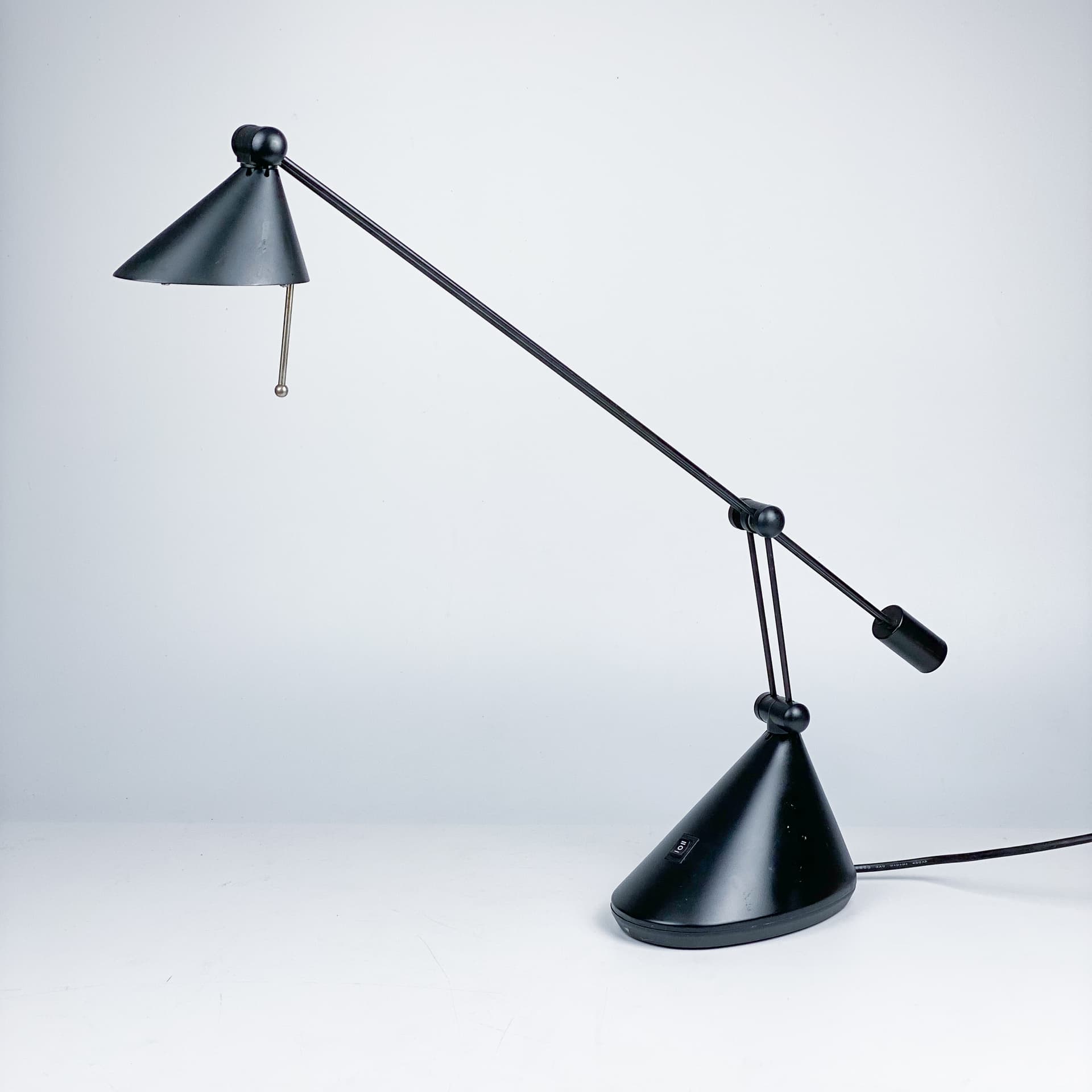 Lampa biurkowa postmodern, metal czarny, Niemcy, lata 80. - 97005