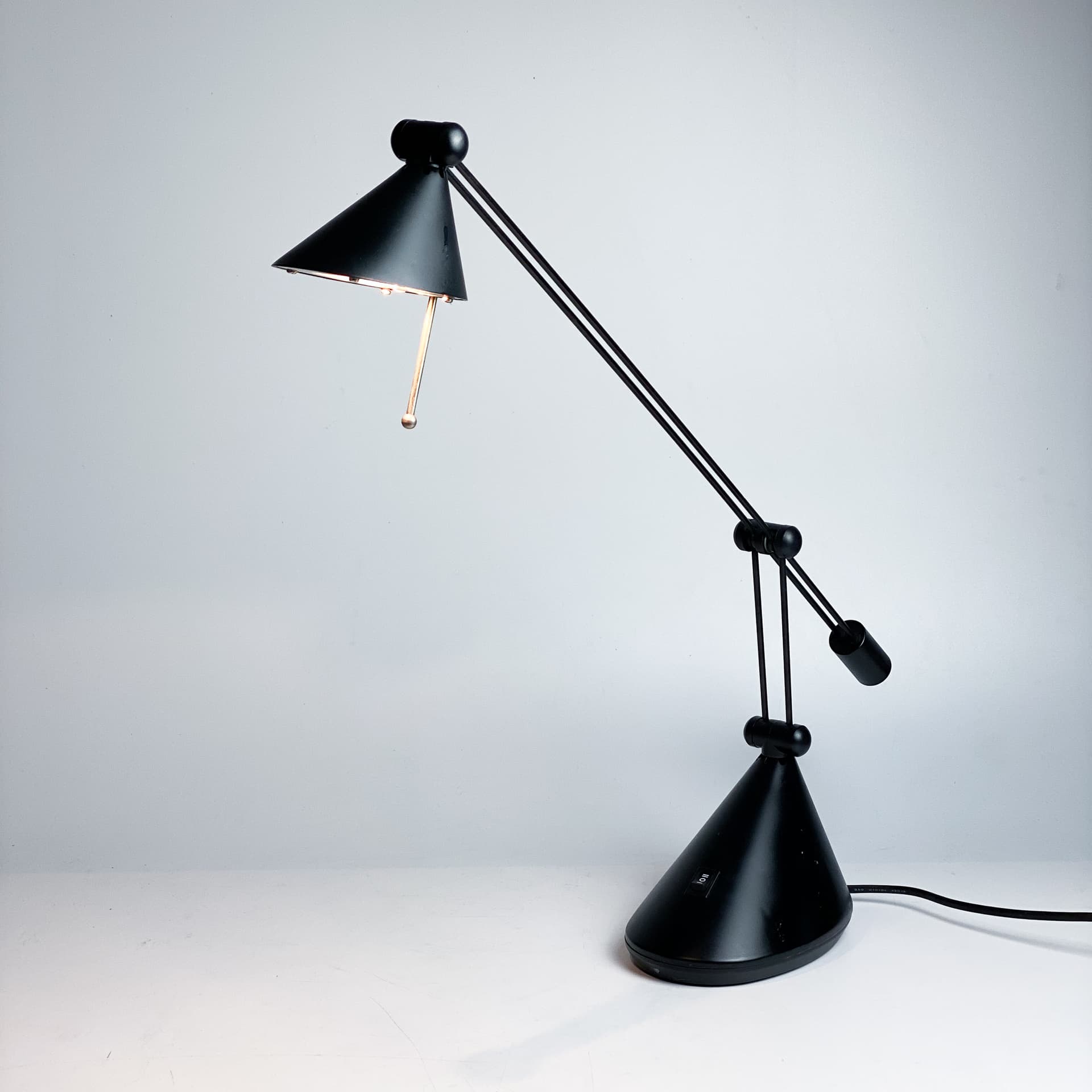 Lampa biurkowa postmodern, metal czarny, Niemcy, lata 80. - 97015