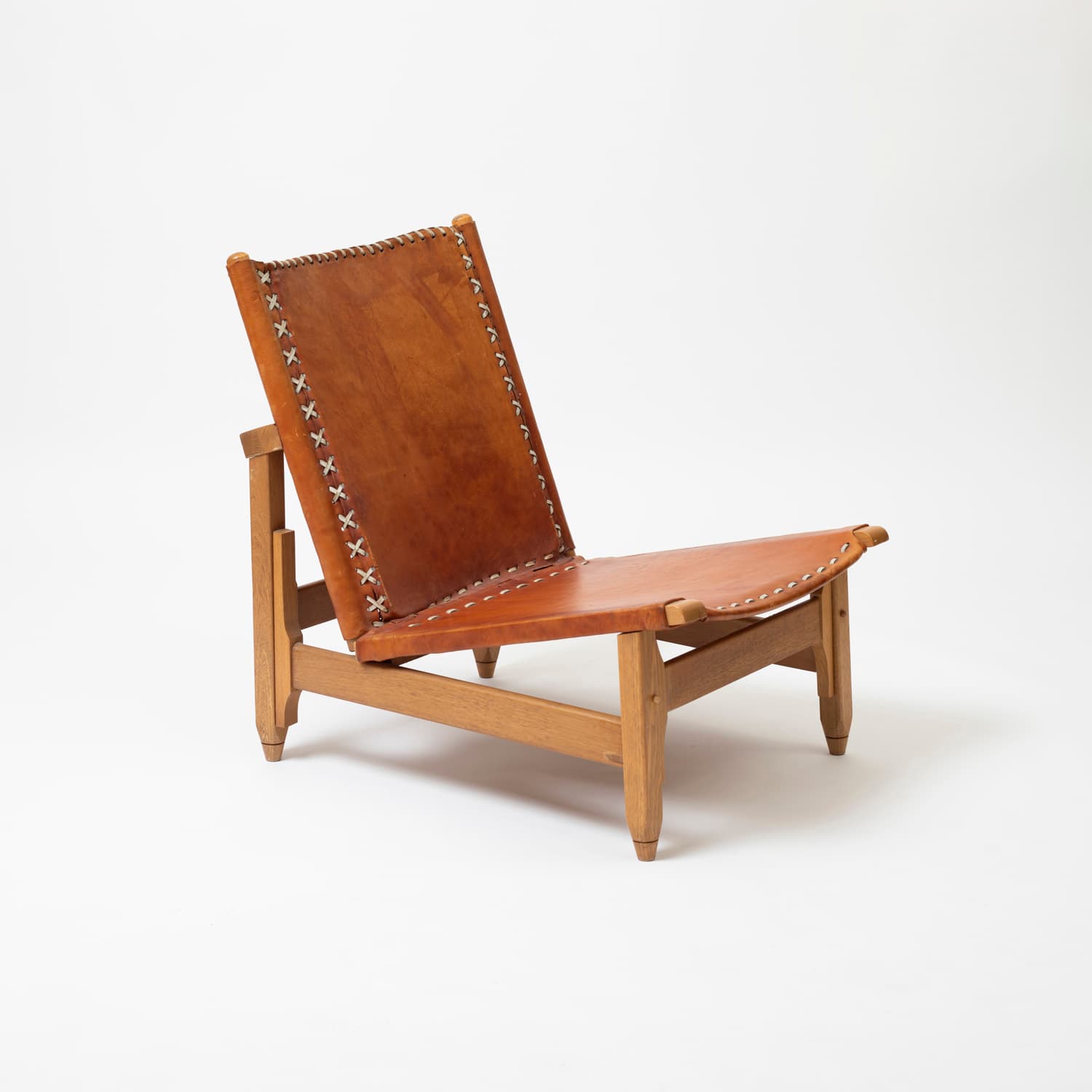 Fotel i stolik, skóra naturalna koniakowa, orzech jasny, proj. W. Biermann, Arte Sano, Kolumbia, lata 60. - 97399