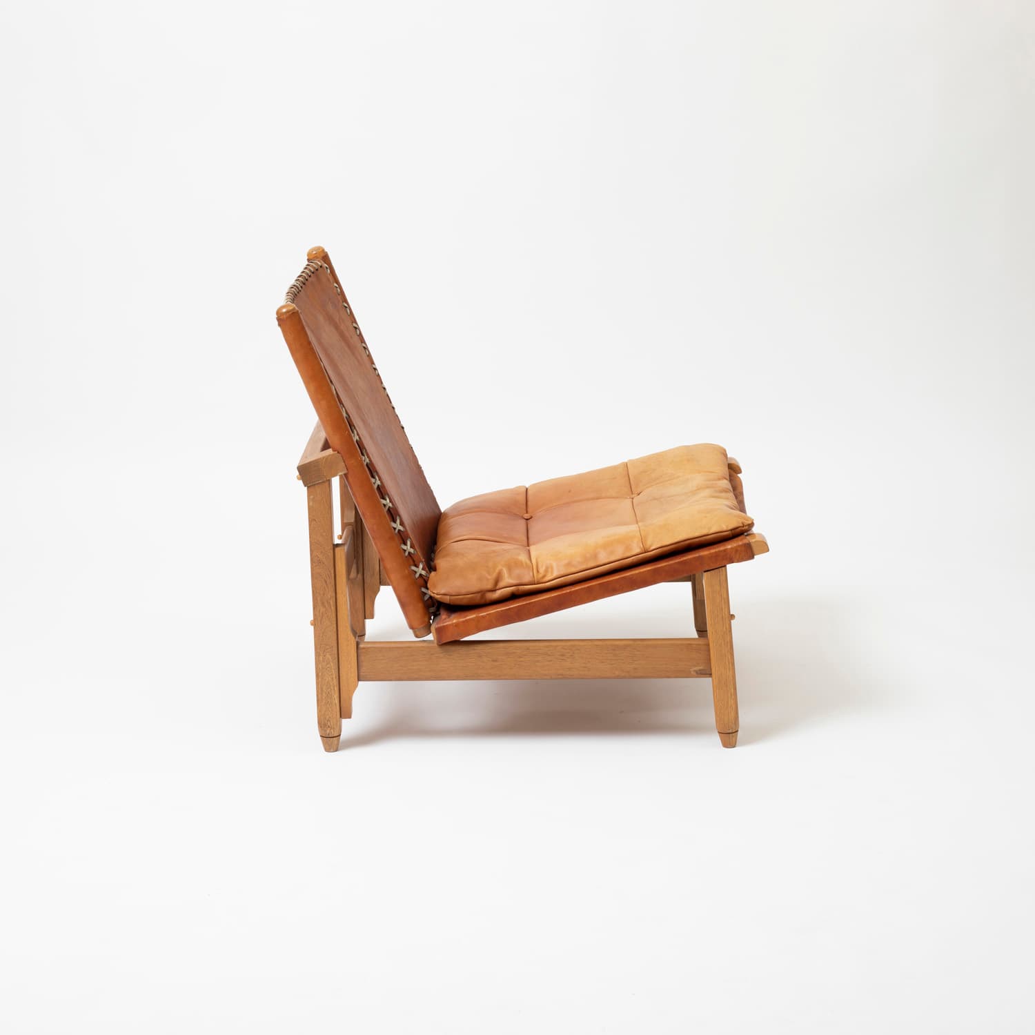 Fotel i stolik, skóra naturalna koniakowa, orzech jasny, proj. W. Biermann, Arte Sano, Kolumbia, lata 60. - 97402