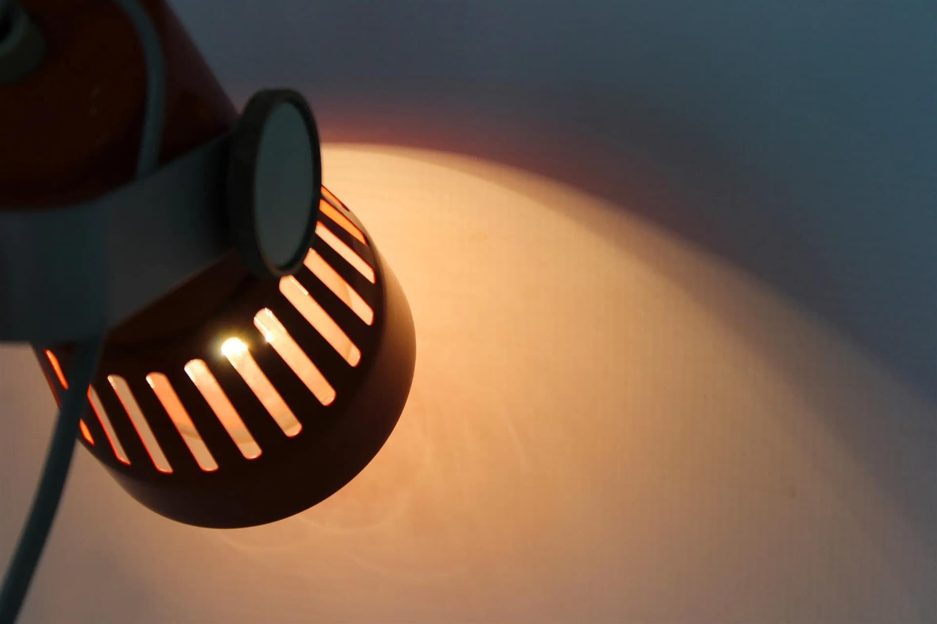 Lampka biurkowa, pomarańczowa, metal, proj. P. Grus, Czechy, lata 70. - 98214