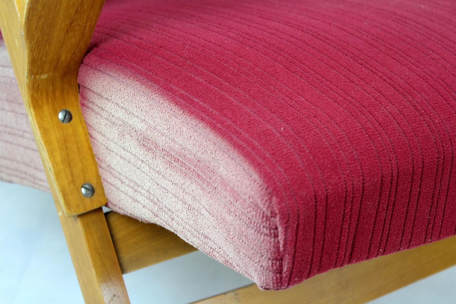 Para foteli, drewno jasne, tapicerka bordowa, proj. F. Jirák, Tatra Nabytok, Czechy, lata 60. - 98118