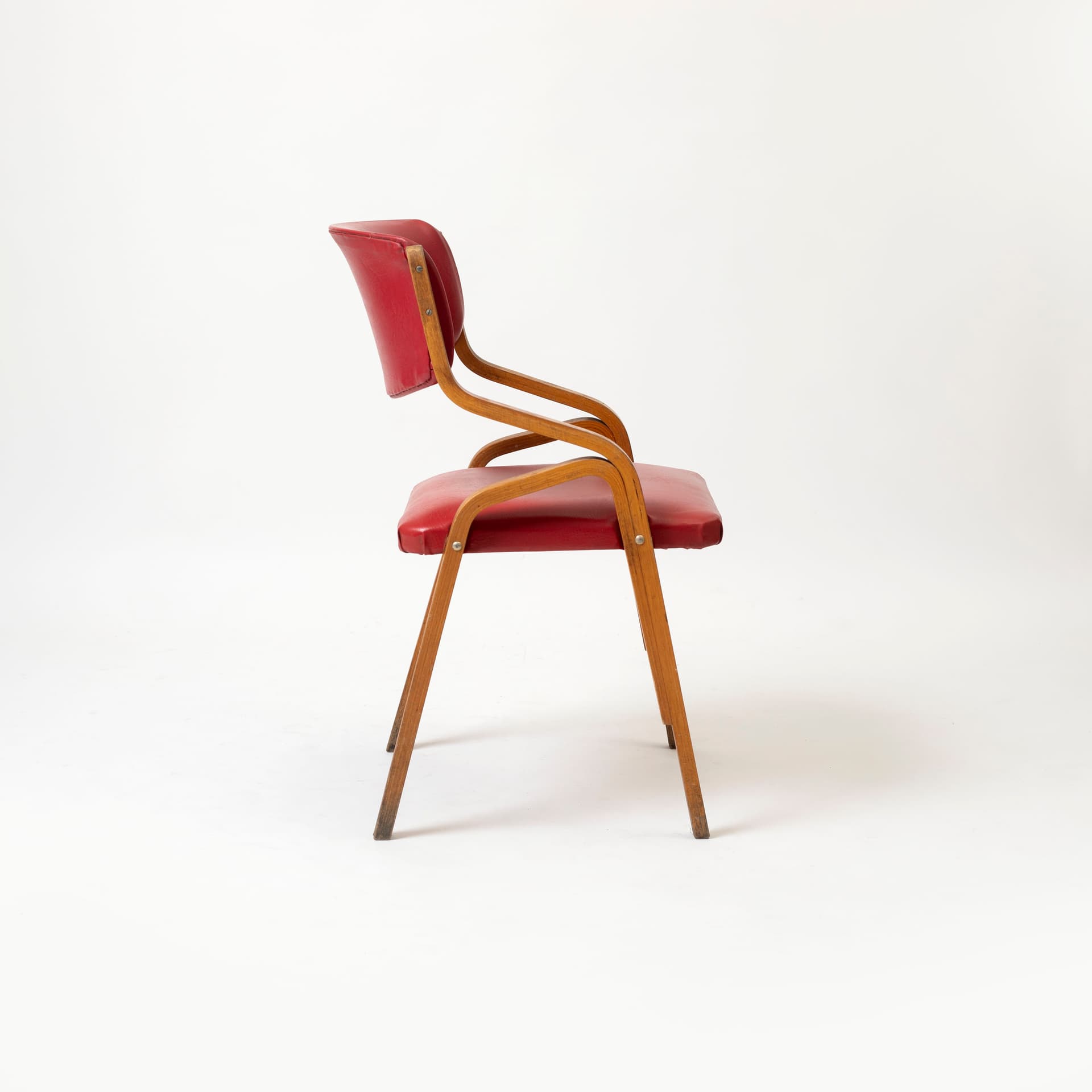 Komplet czterech krzeseł, skaj czerwony, sklejka bukowa, proj. L. Volák, Dřevopodnik Holešov, Czechosłowacja, lata 60. - 98262