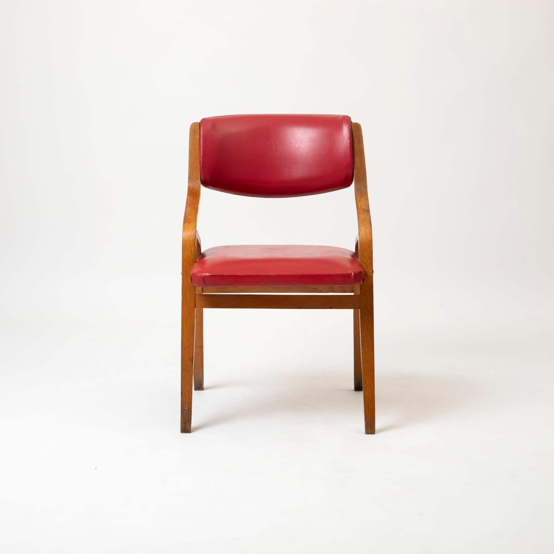 Komplet czterech krzeseł, skaj czerwony, sklejka bukowa, proj. L. Volák, Dřevopodnik Holešov, Czechosłowacja, lata 60. - 98265