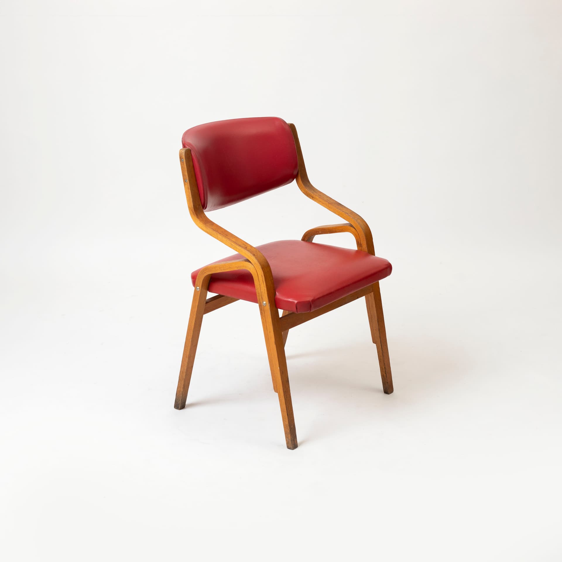 Komplet czterech krzeseł, skaj czerwony, sklejka bukowa, proj. L. Volák, Dřevopodnik Holešov, Czechosłowacja, lata 60. - 98260