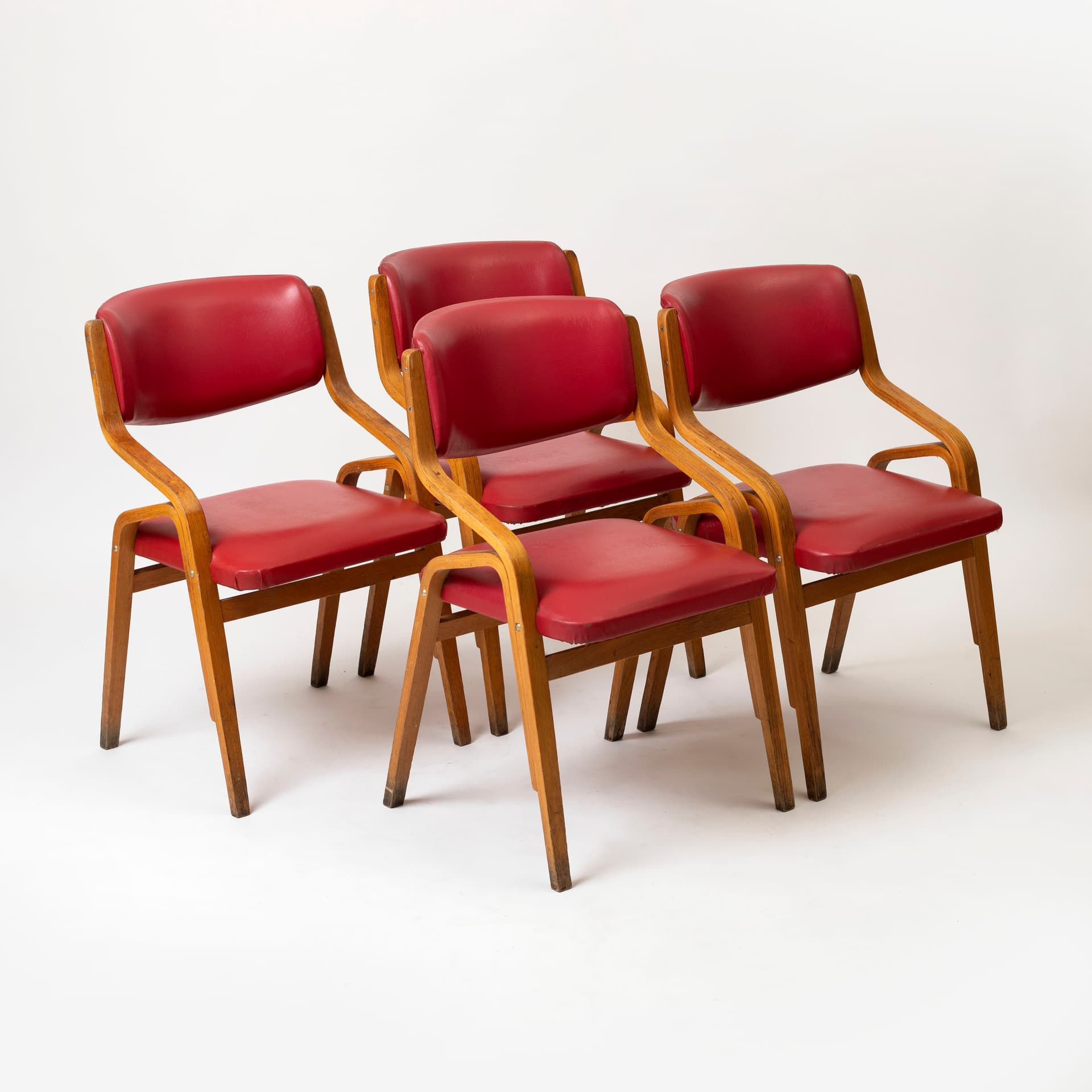 Komplet czterech krzeseł, skaj czerwony, sklejka bukowa, proj. L. Volák, Dřevopodnik Holešov, Czechosłowacja, lata 60. - 98259