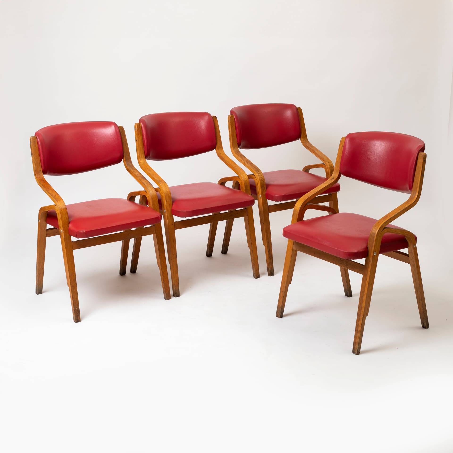 Komplet czterech krzeseł, skaj czerwony, sklejka bukowa, proj. L. Volák, Dřevopodnik Holešov, Czechosłowacja, lata 60. - 98258