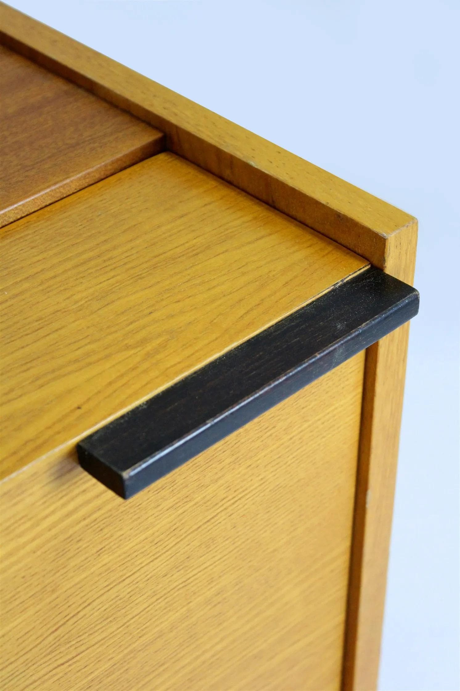 Komoda Mid-Century Modern, jesion jasnobrązowy, mahoń ciemnobrązowy, UP Závody, Czechosłowacja, lata 70. - 98413