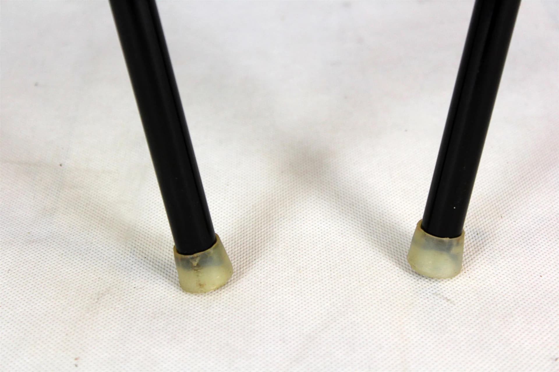 Zestaw czterech krzeseł, szare włókno szklane, metal czarny, proj. M. Navratil, Czechosłowacja, lata 60. - 98517