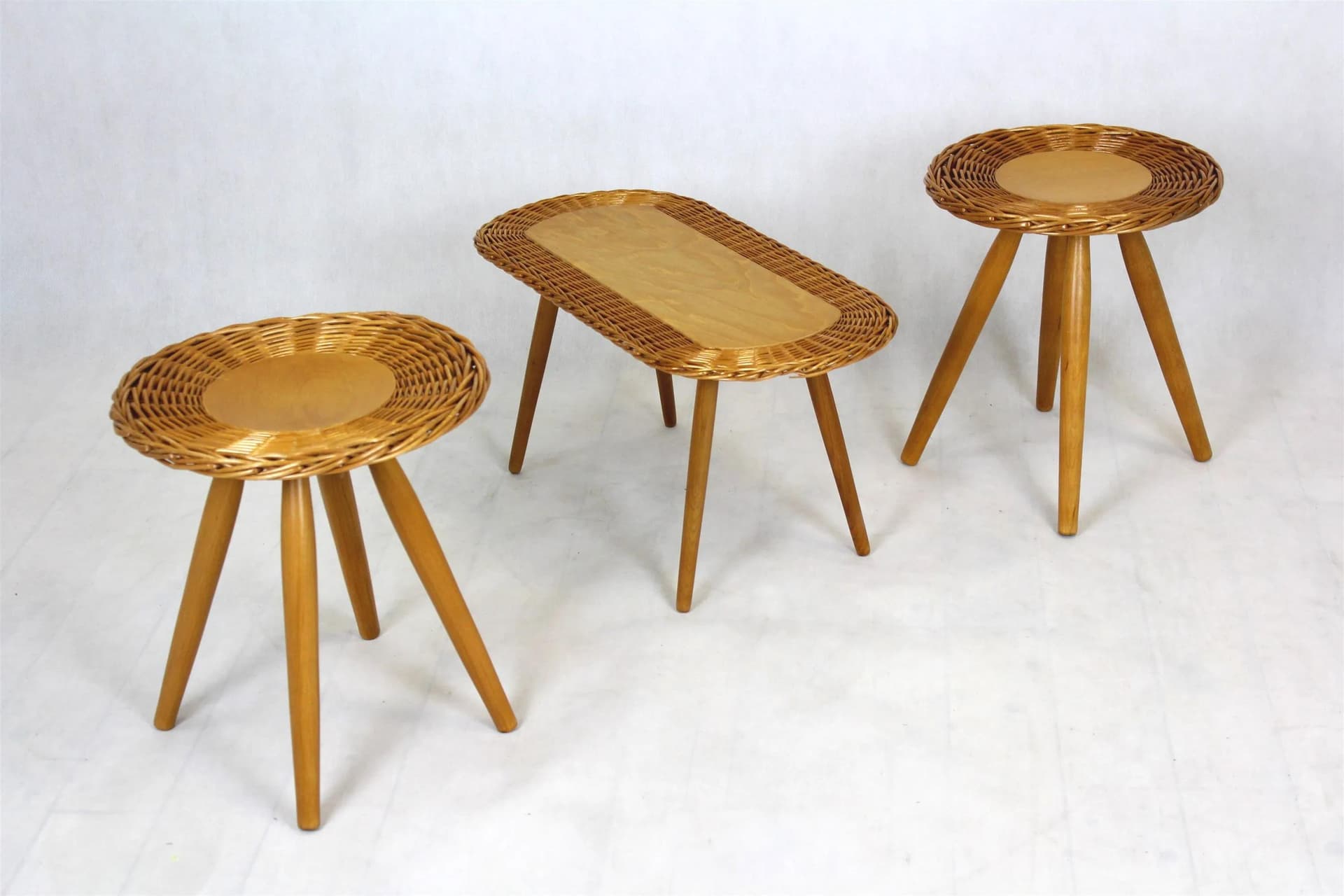 Zestaw stolików, drewno jasnobrązowe, rattan, proj. J. Kalous, Úluv, Czechosłowacja, lata 60. - 98497