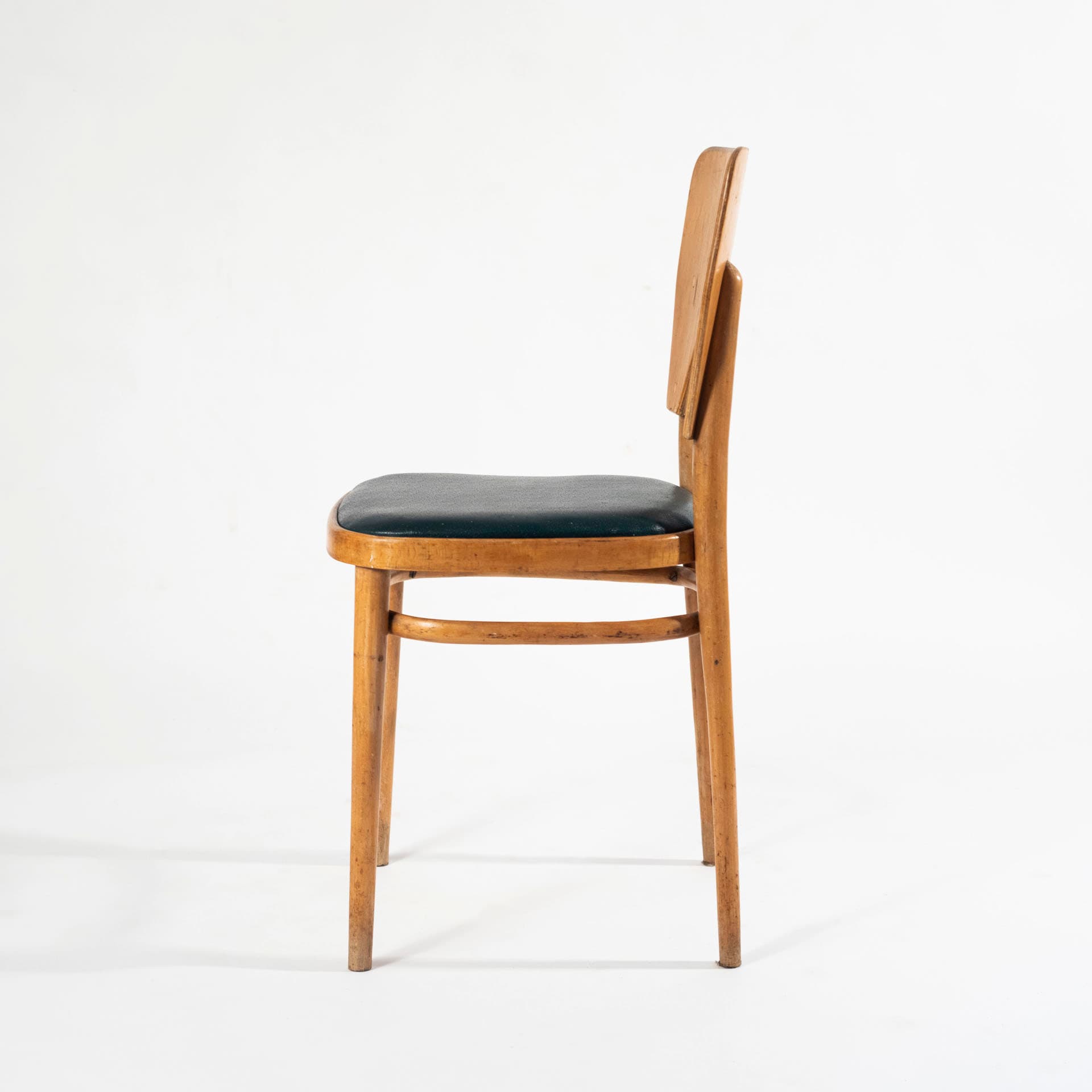 Krzesło A 590, sztuczna skóra bottle green, buk, sklejka, proj. M. Sigmund, Polska, lata 50. - 98809