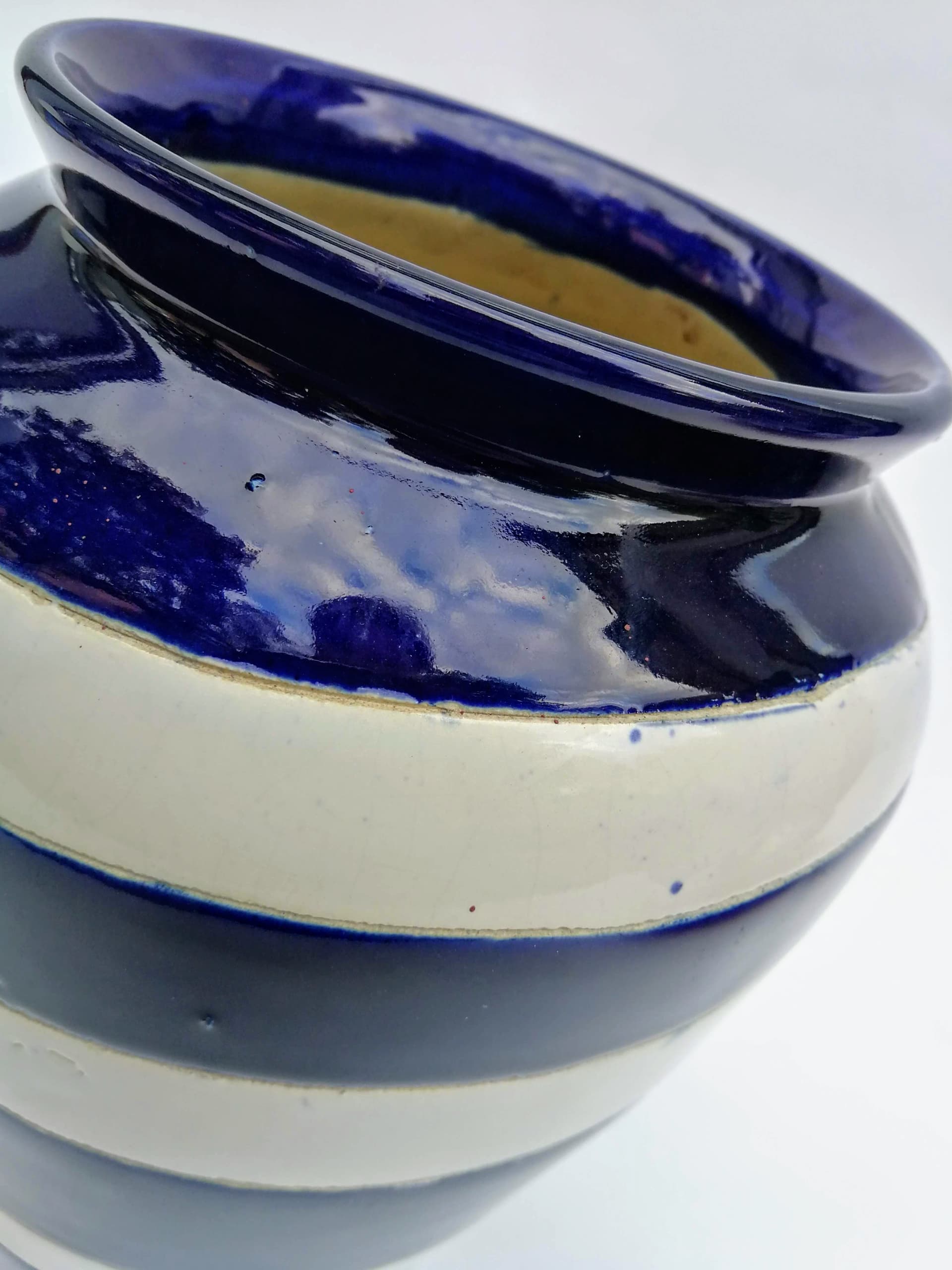 Granatowo-kremowy wazon ceramiczny w paski - 99266