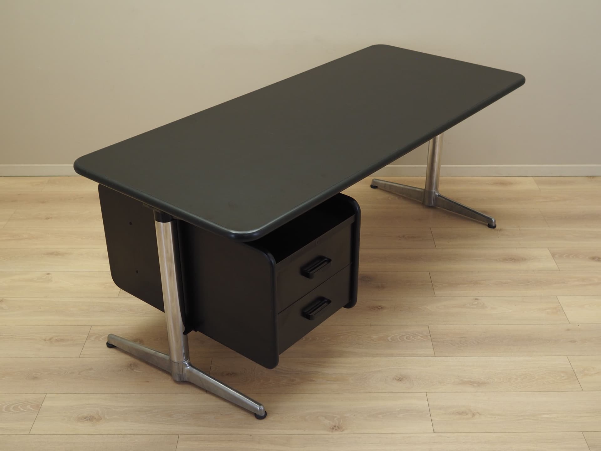 Desk, black, by G. Piretti, Anonima Castelli, Italy, 1970s. - 101138
