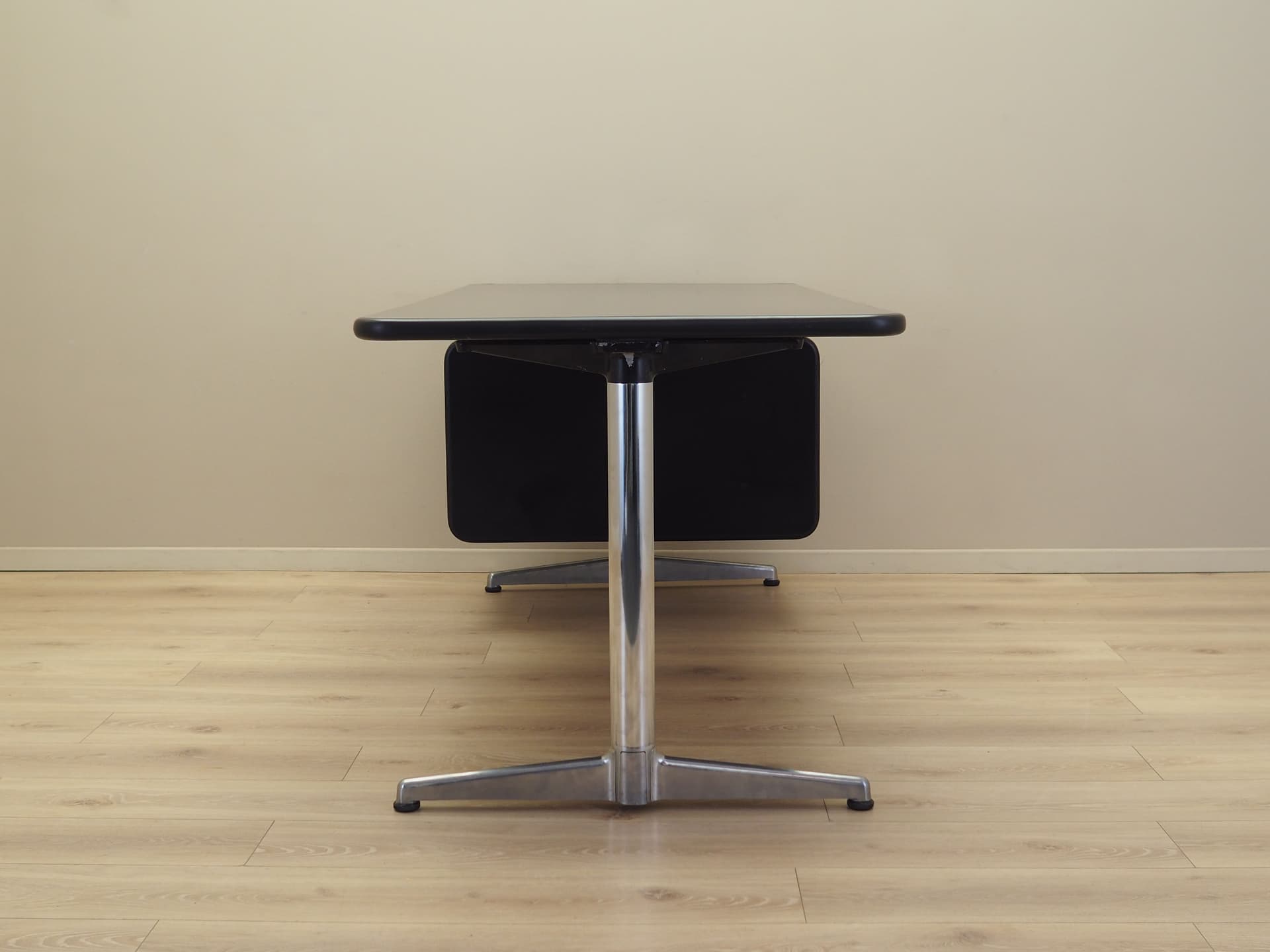 Desk, black, by G. Piretti, Anonima Castelli, Italy, 1970s. - 101136