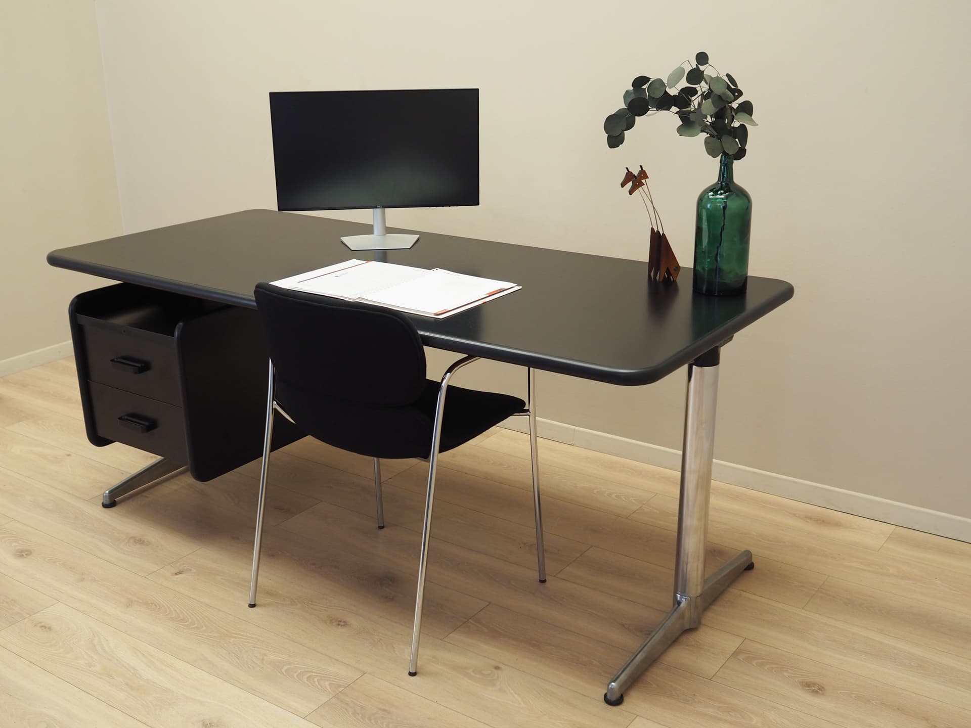 Desk, black, by G. Piretti, Anonima Castelli, Italy, 1970s. - 101134