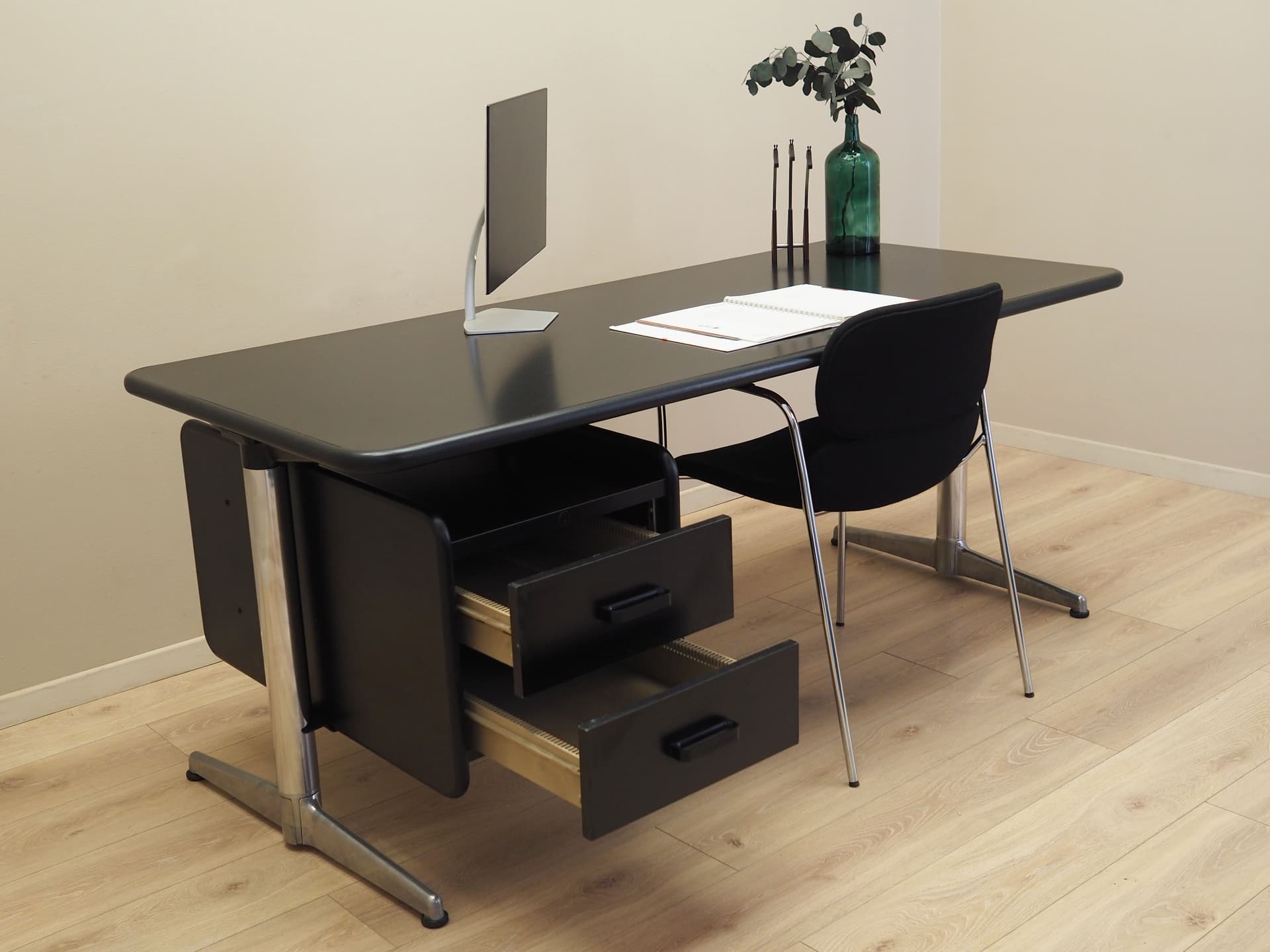 Desk, black, by G. Piretti, Anonima Castelli, Italy, 1970s. - 101133
