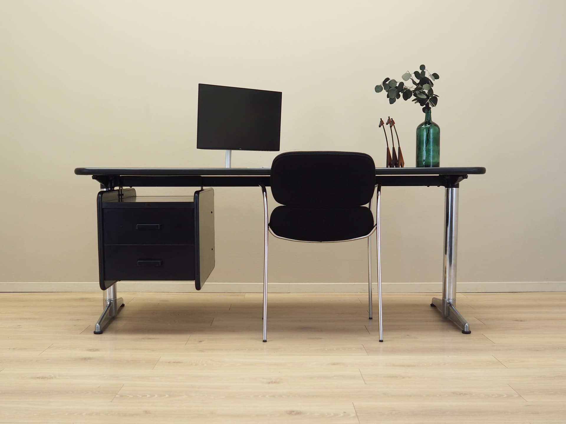 Desk, black, by G. Piretti, Anonima Castelli, Italy, 1970s. - 101132