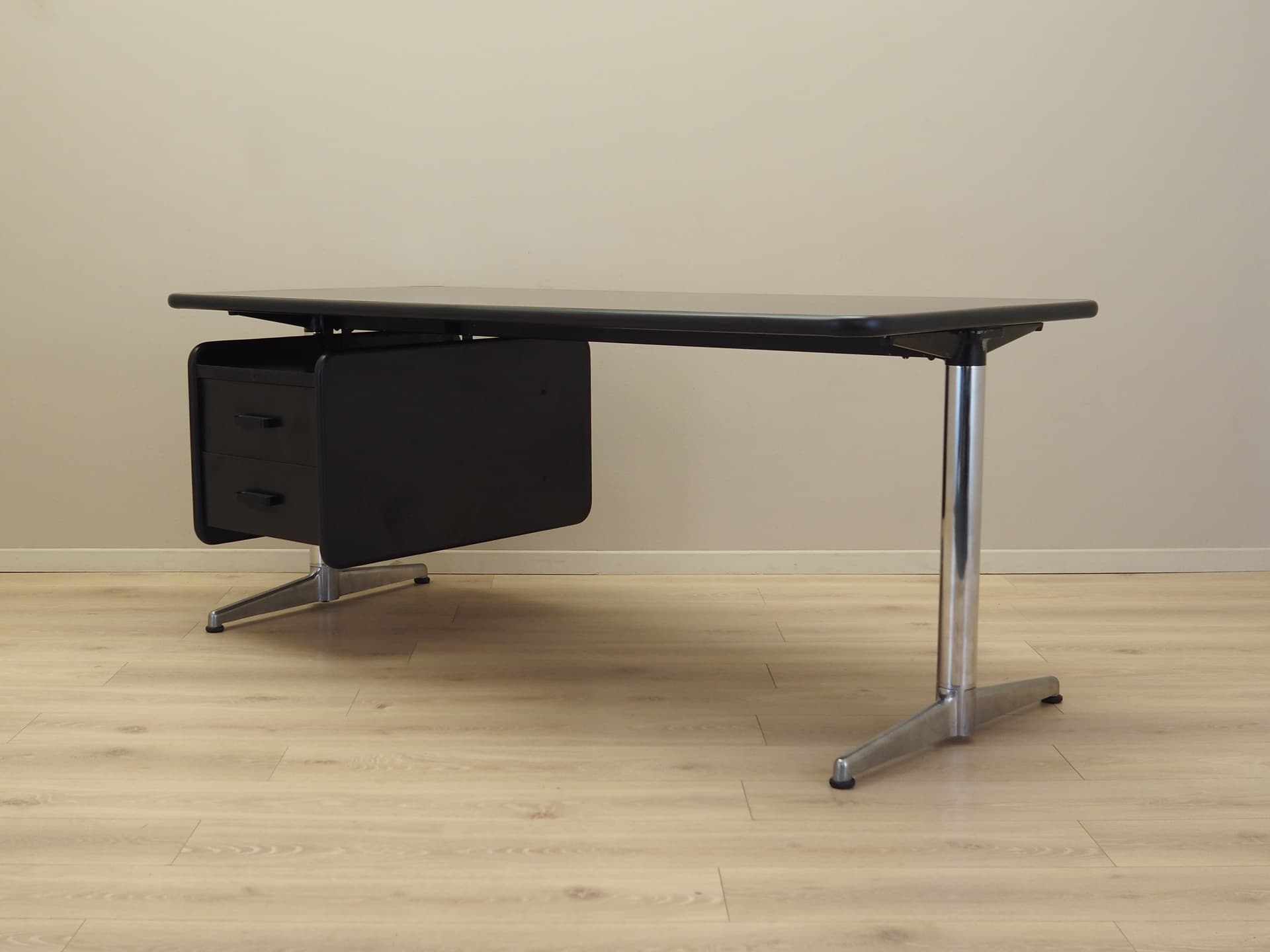 Desk, black, by G. Piretti, Anonima Castelli, Italy, 1970s. - 101135
