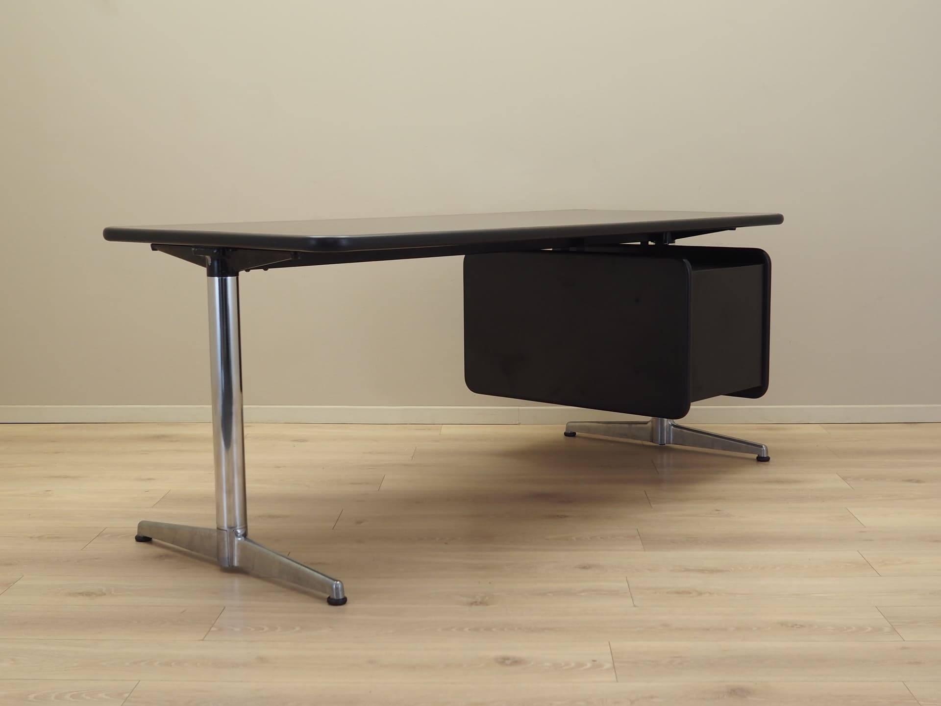 Desk, black, by G. Piretti, Anonima Castelli, Italy, 1970s. - 101137
