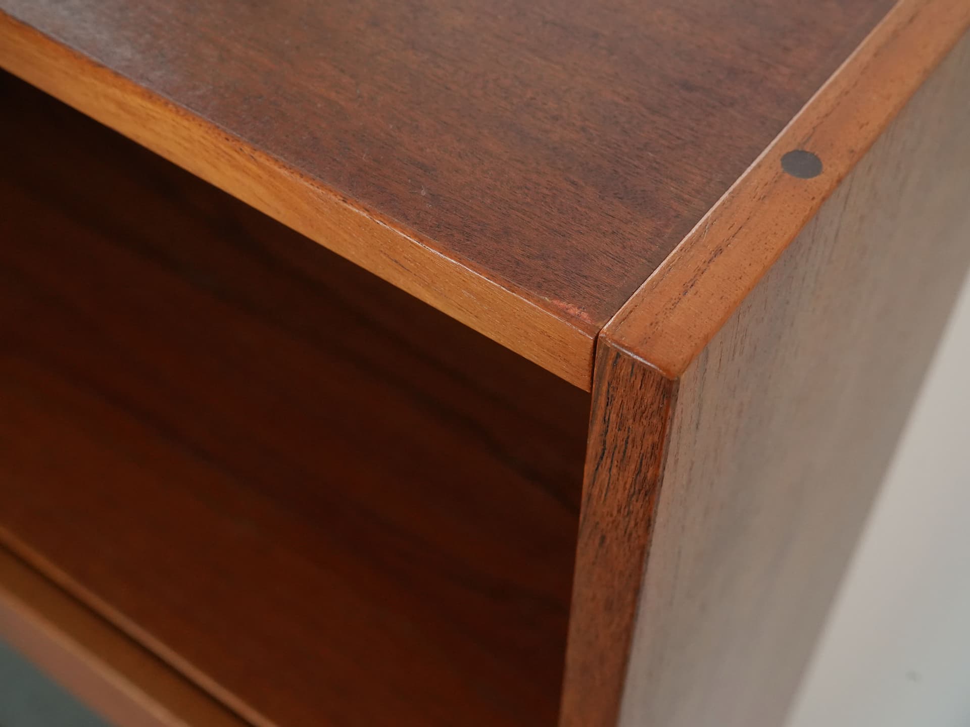 Witryna, teak brązowy, drewno czarne, szkło, Dania, lata 70. - 102583