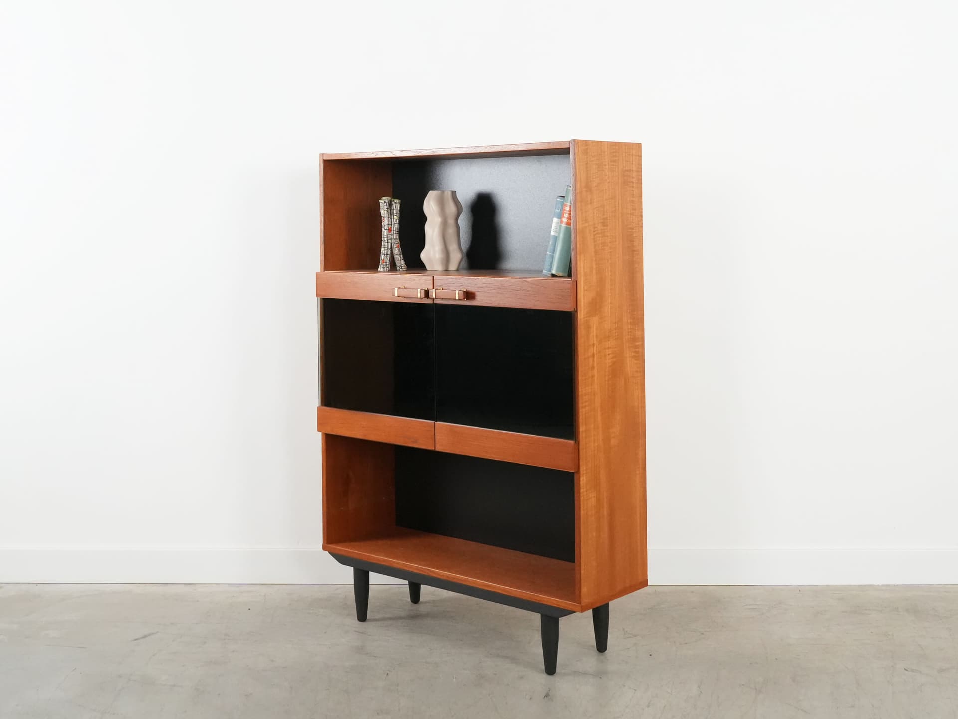 Witryna, teak brązowy, drewno czarne, szkło, Dania, lata 70. - 102581