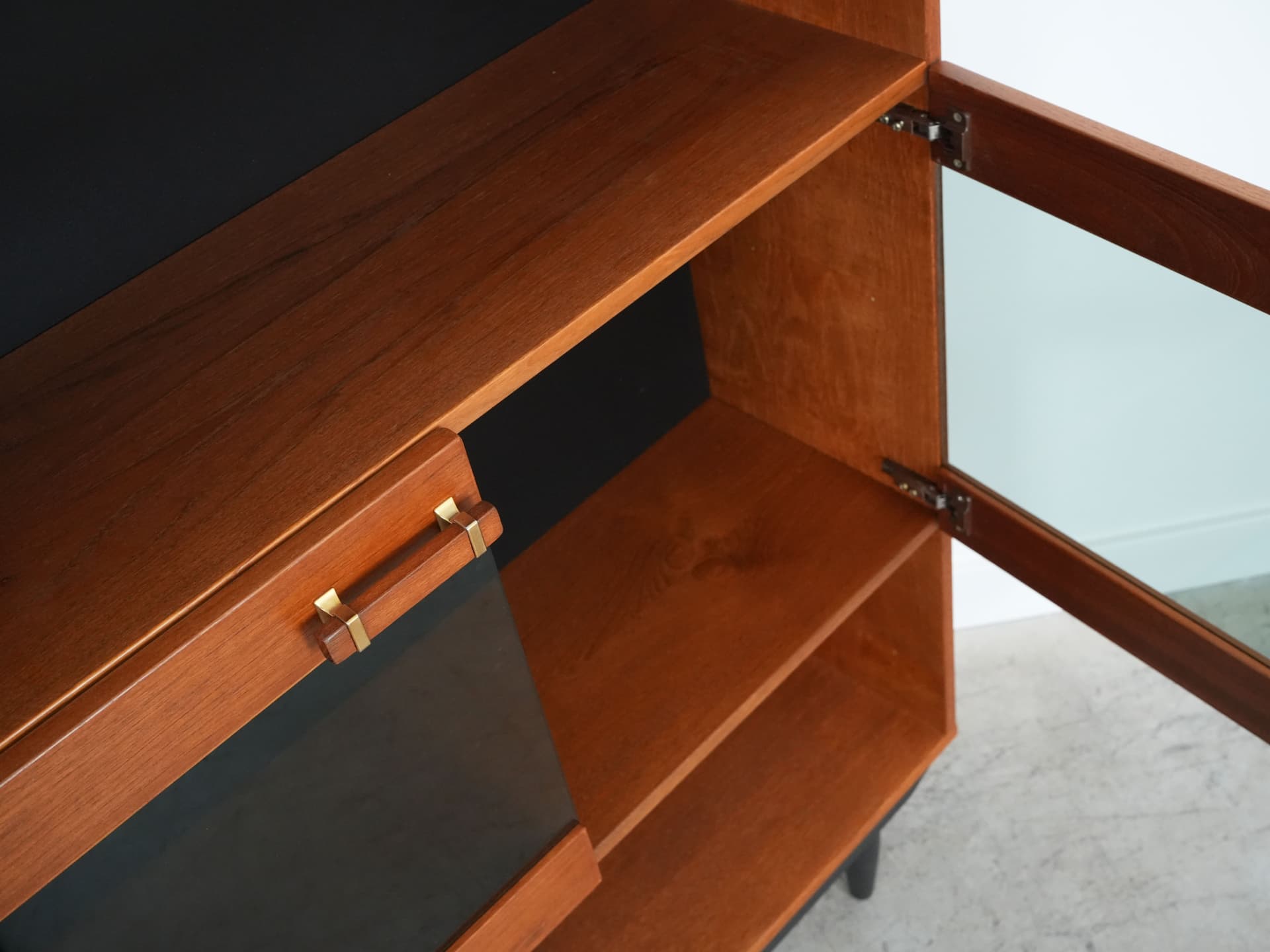 Witryna, teak brązowy, drewno czarne, szkło, Dania, lata 70. - 102586