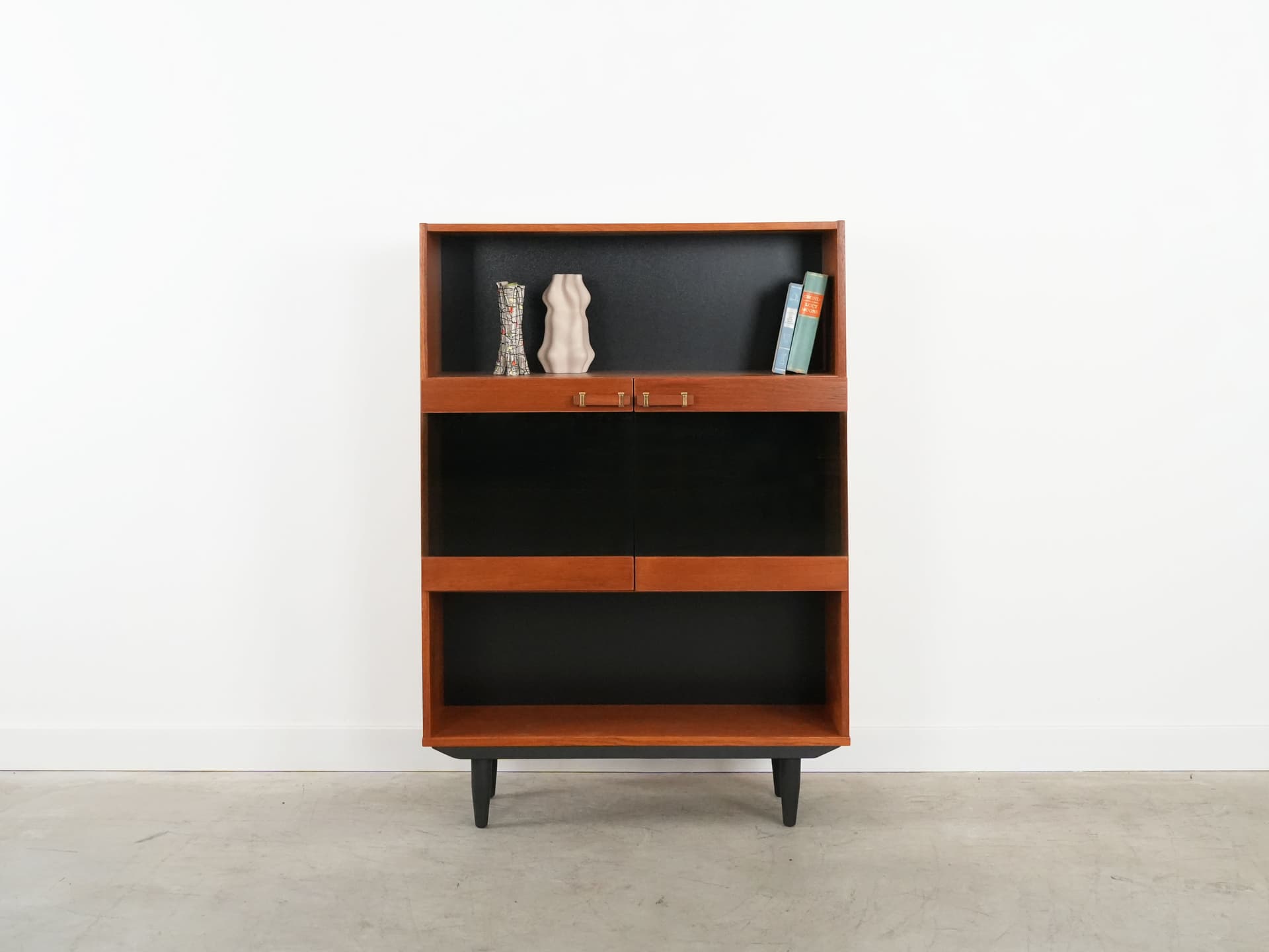 Witryna, teak brązowy, drewno czarne, szkło, Dania, lata 70. - 102579