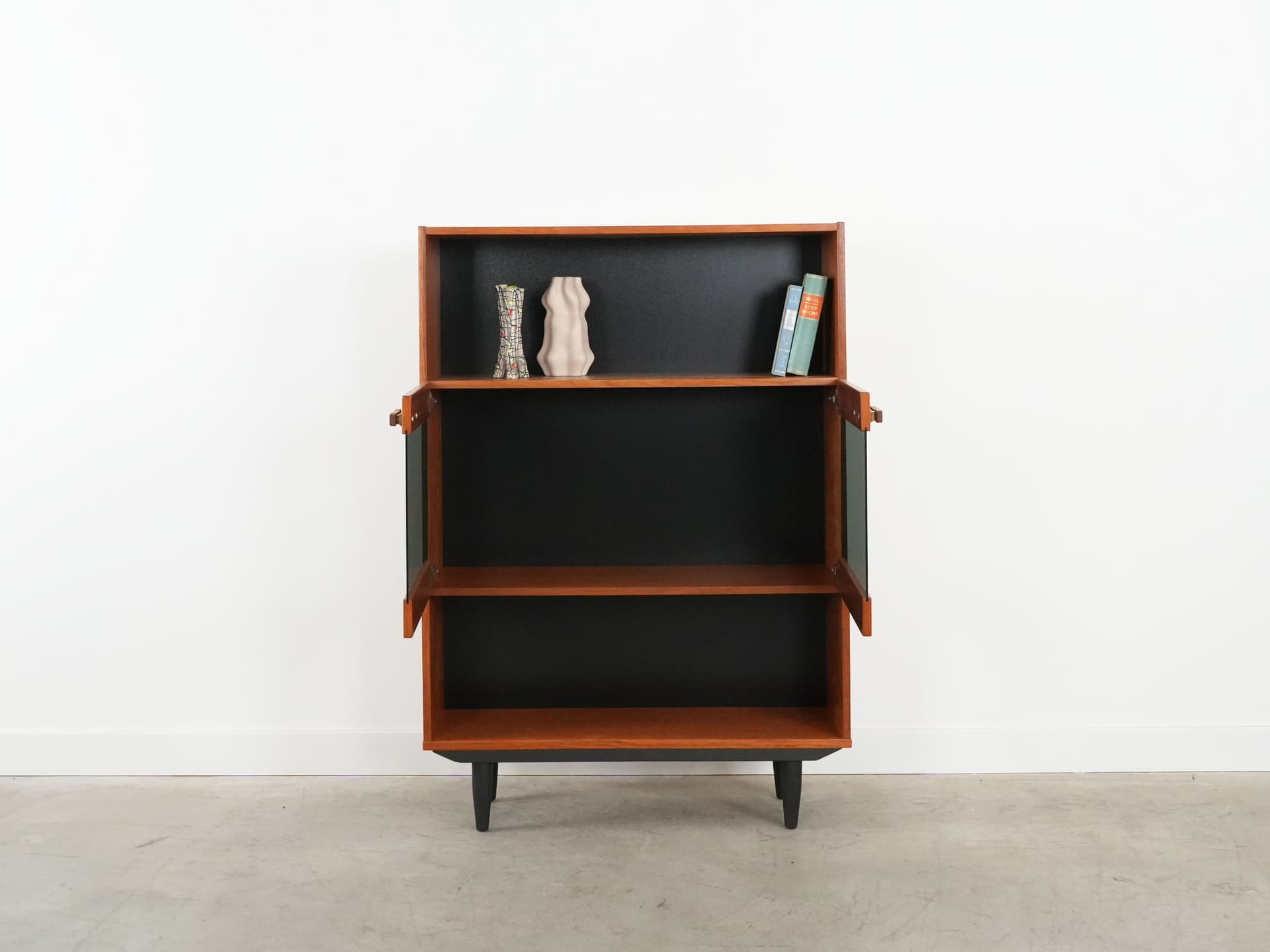 Witryna, teak brązowy, drewno czarne, szkło, Dania, lata 70. - 102580