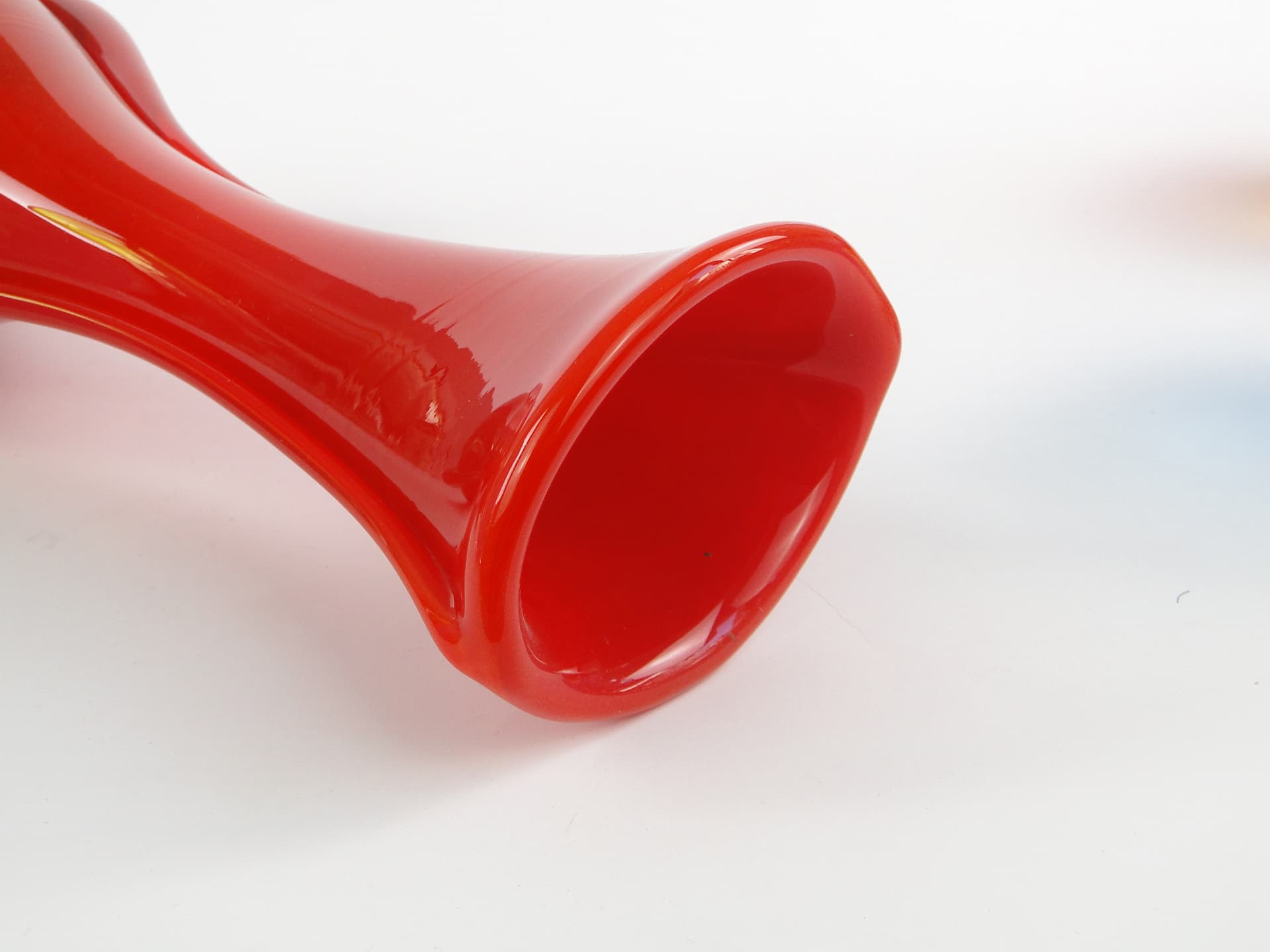 Wazon mid-century modern, szkło czerwone, Polska, lata 70. - 105822