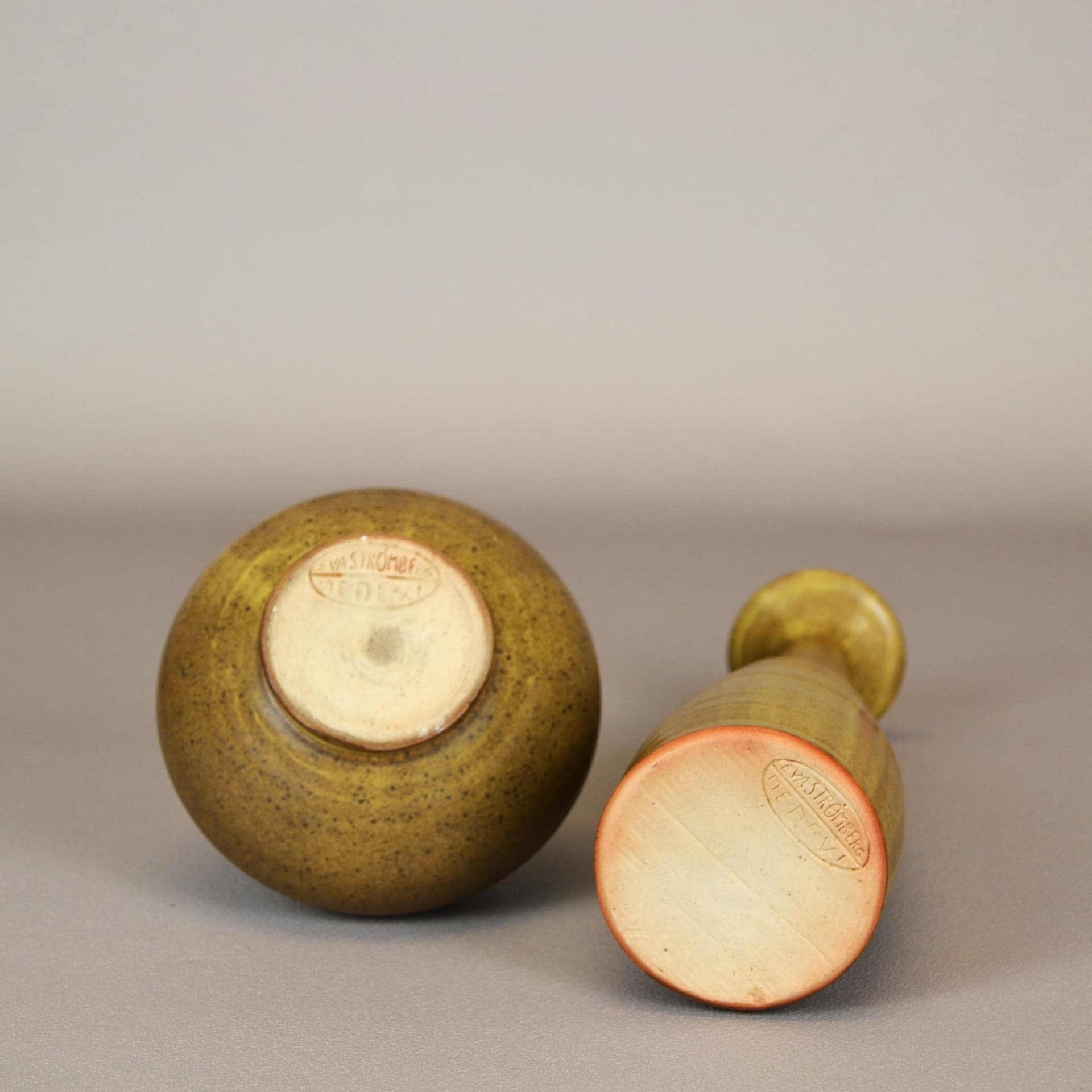 Para wazonów, brązowy, kamionka, proj. E. Strömberg, Upsala Ekeby, Szwecja, lata 60. - 831