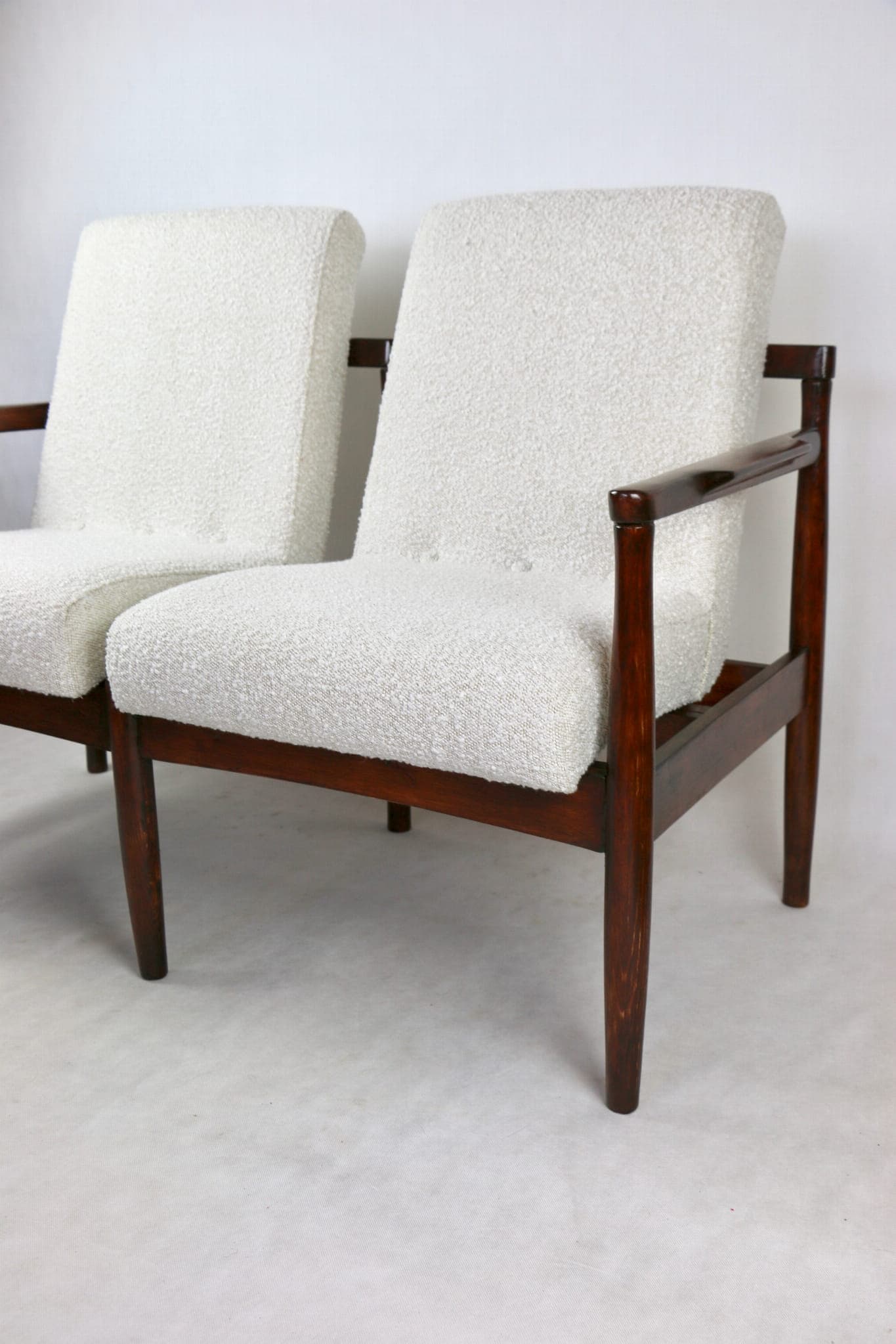 Sofa dwuosobowa, boucle, drewno, lata 70. - 107020