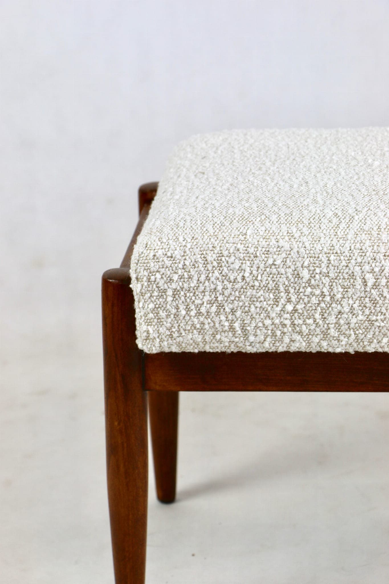 Taboret, ivory boucle, buk ciemnobrązowy, proj. E. Homa, Polska, lata 70. - 108245