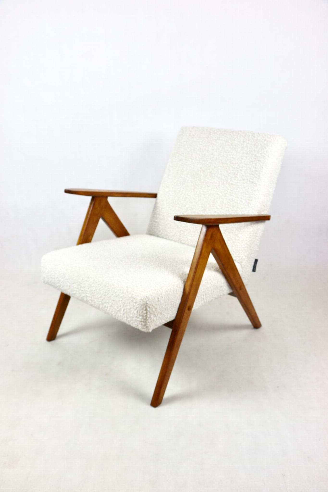 Fotel VAR B-310, bouclé ivory, dąb, Polska, lata 70. - 108140