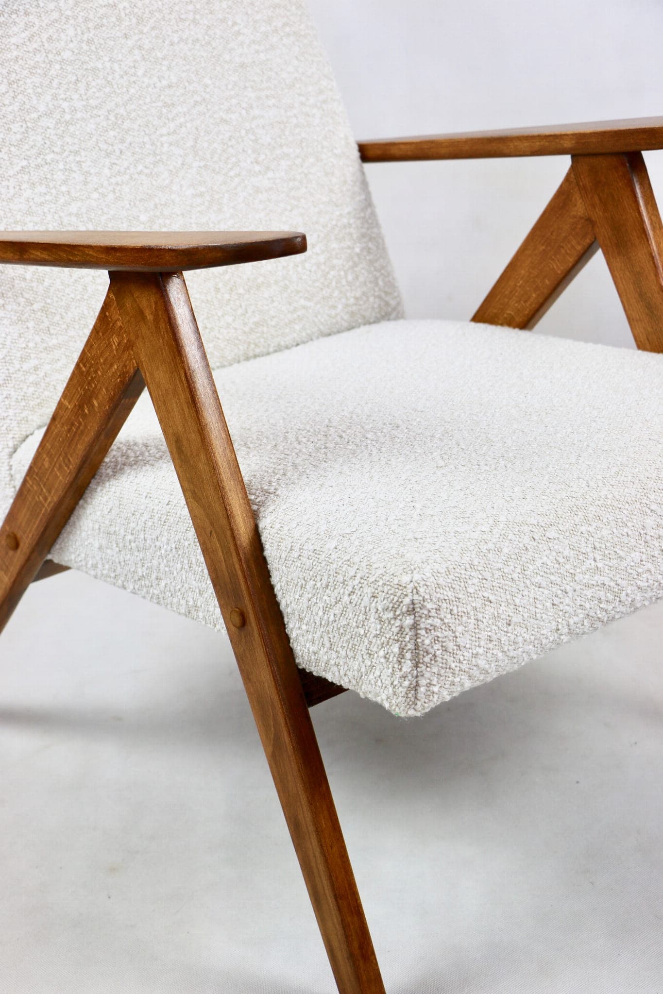 Fotel VAR B-310, bouclé ivory, dąb, Polska, lata 70. - 108147