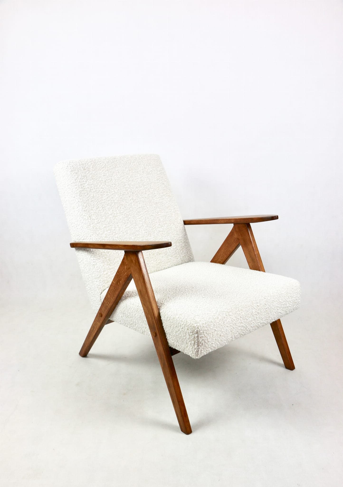 Fotel VAR B-310, bouclé ivory, dąb, Polska, lata 70. - 108146