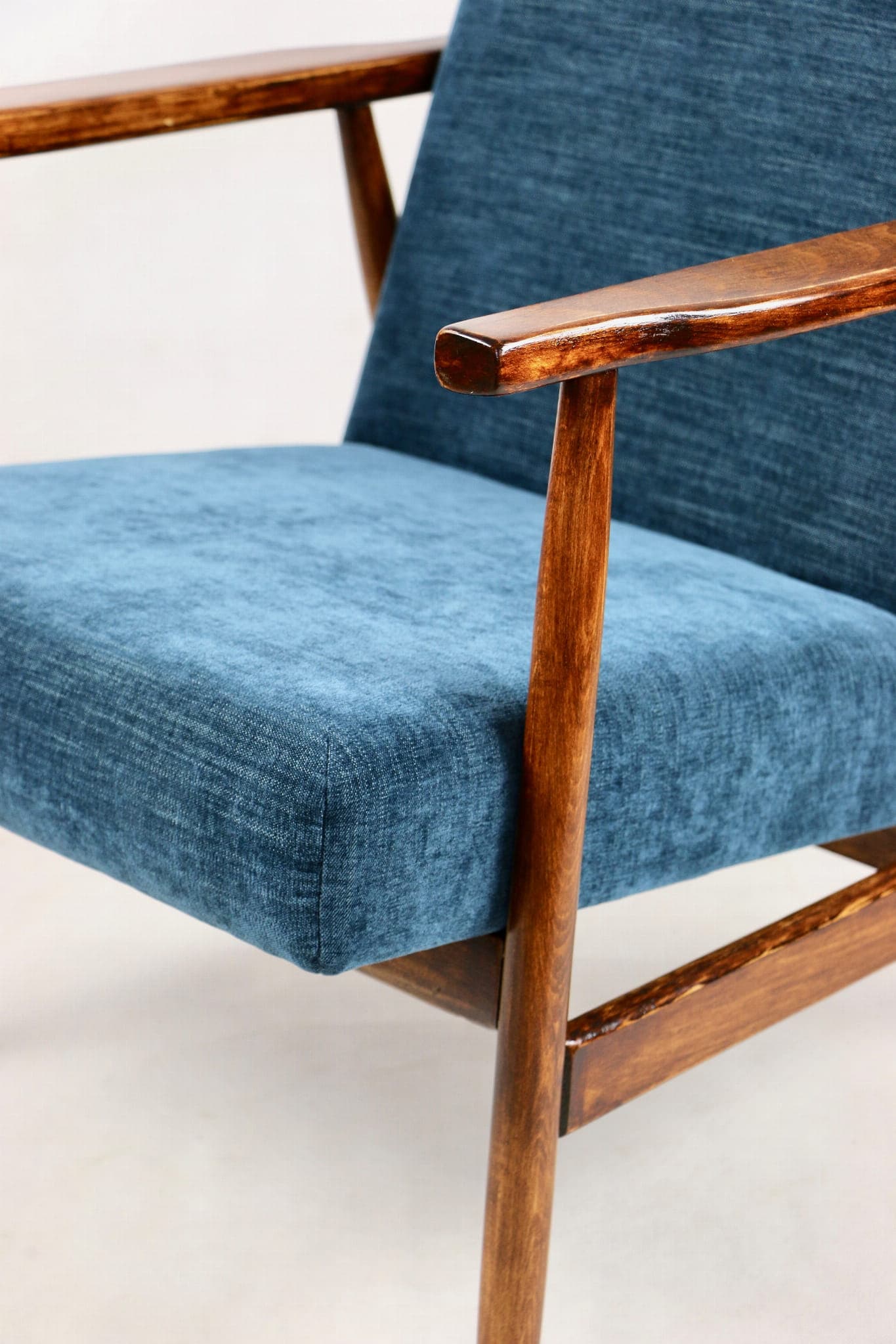 Fotel, navy blue jeans, orzech, Zakład Mebli Giętych w Radomsku, Polska, lata 70. - 108088