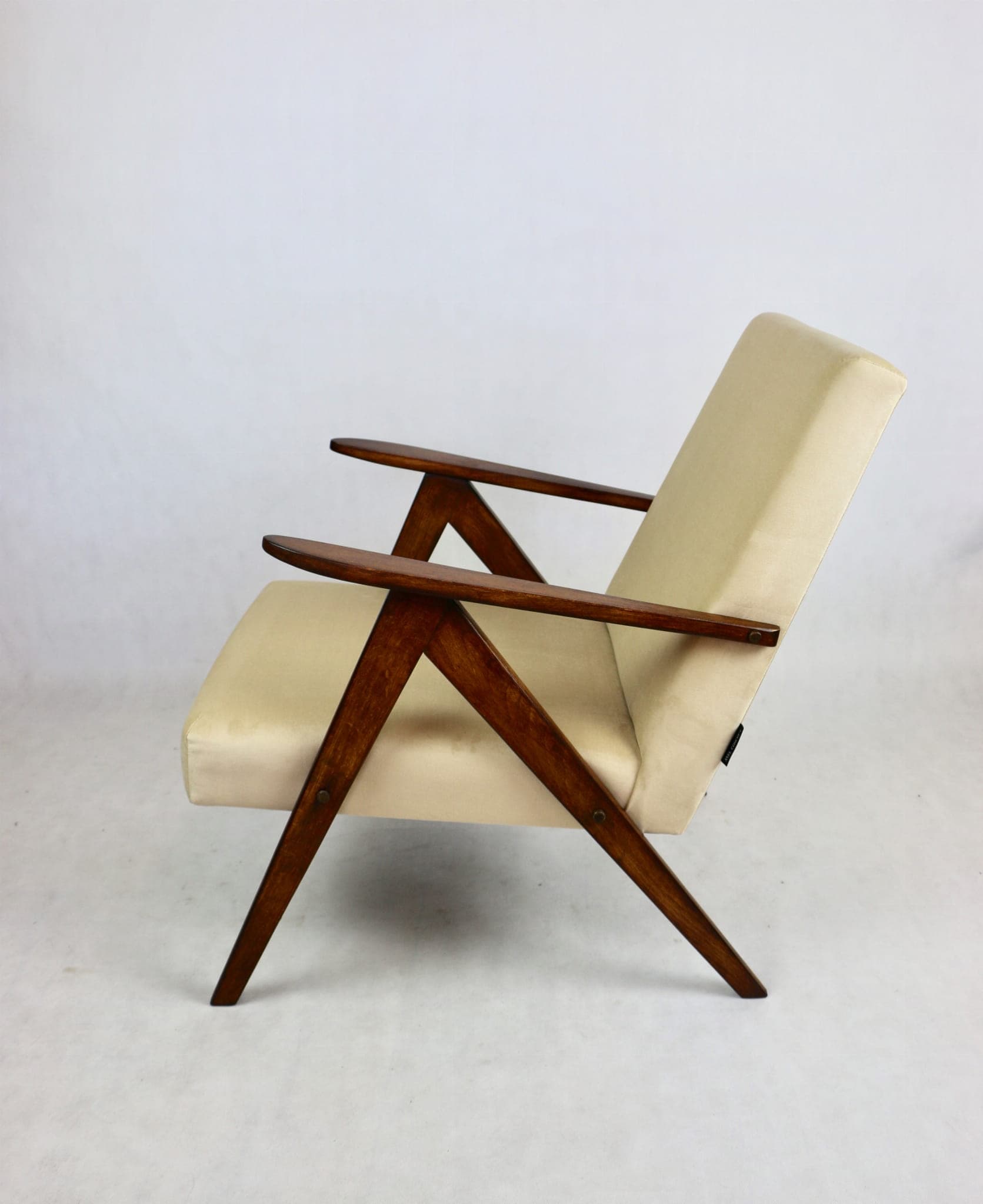 Fotel VAR B-310, welwet beżowy, drewno orzech, Polska, lata 70. - 107979