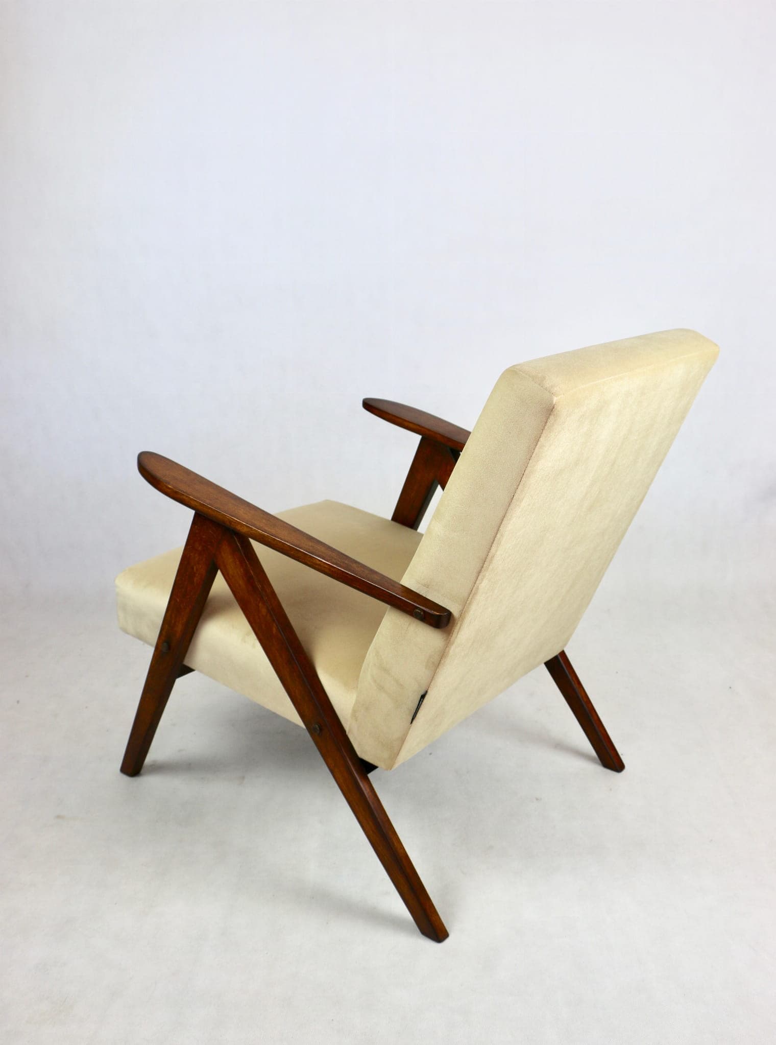 Fotel VAR B-310, welwet beżowy, drewno orzech, Polska, lata 70. - 107980