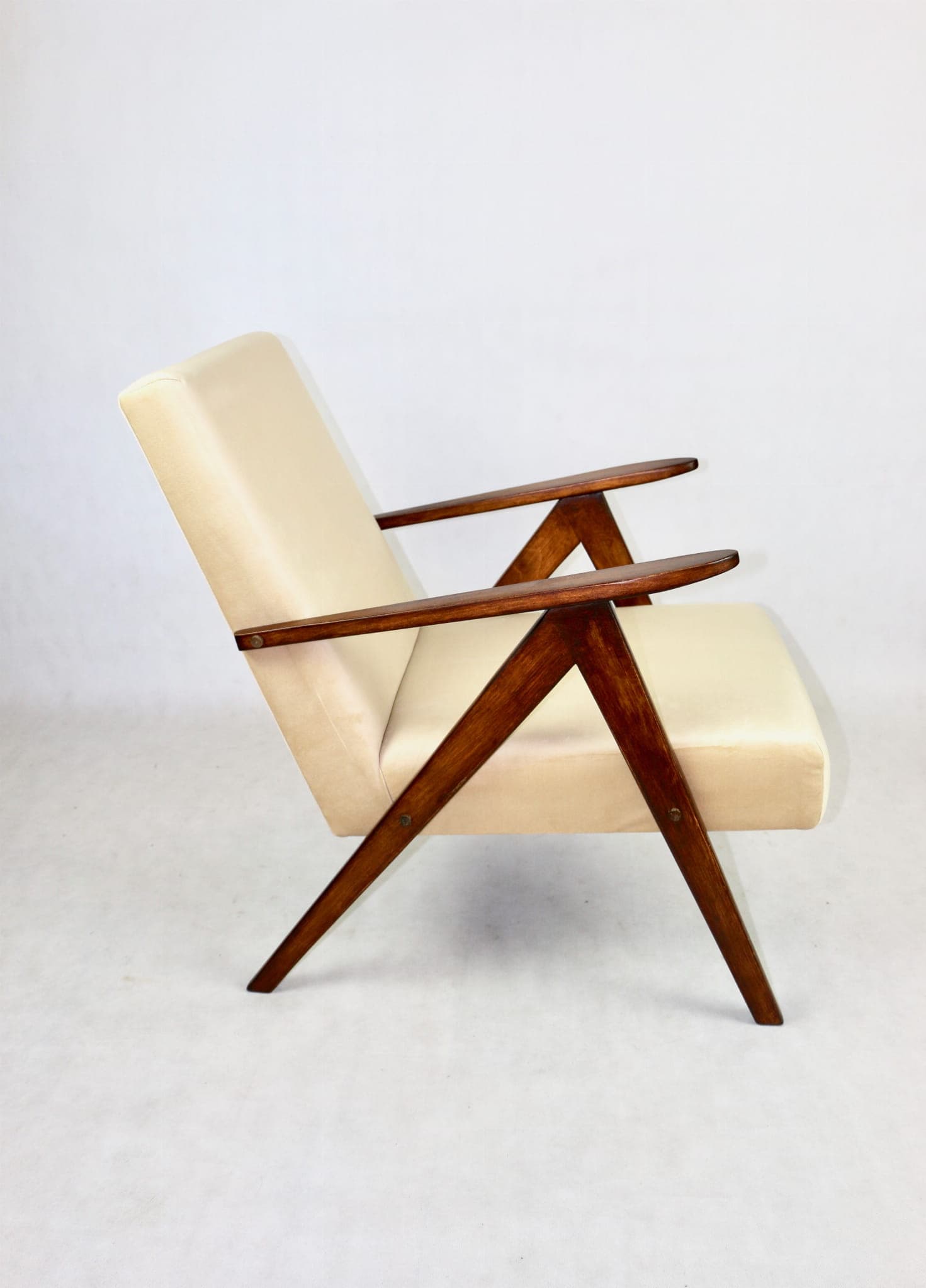 Fotel VAR B-310, welwet beżowy, drewno orzech, Polska, lata 70. - 107983