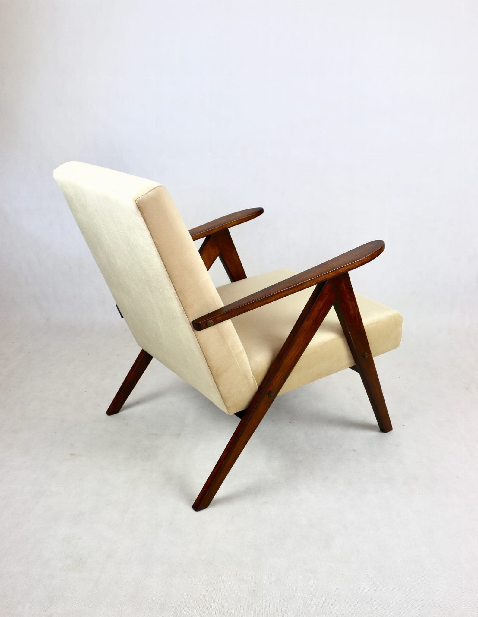 Fotel VAR B-310, welwet beżowy, drewno orzech, Polska, lata 70. - 107982