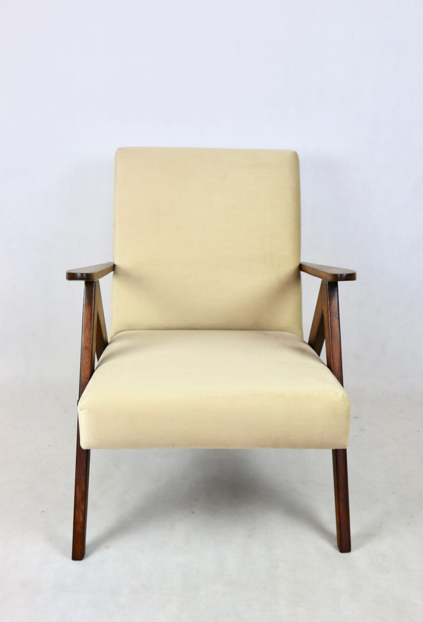 Fotel VAR B-310, welwet beżowy, drewno orzech, Polska, lata 70. - 107974